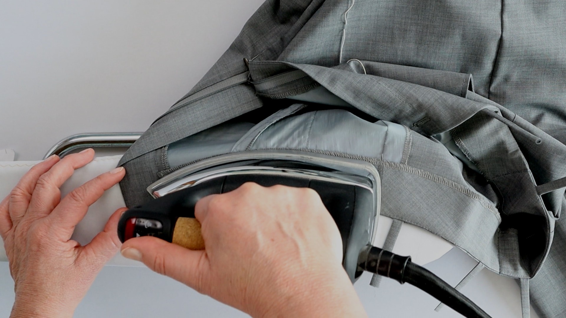 Hosenschlitz mit Reißverschluss und angeschnittenen Bund nähen - Bundkante bügeln