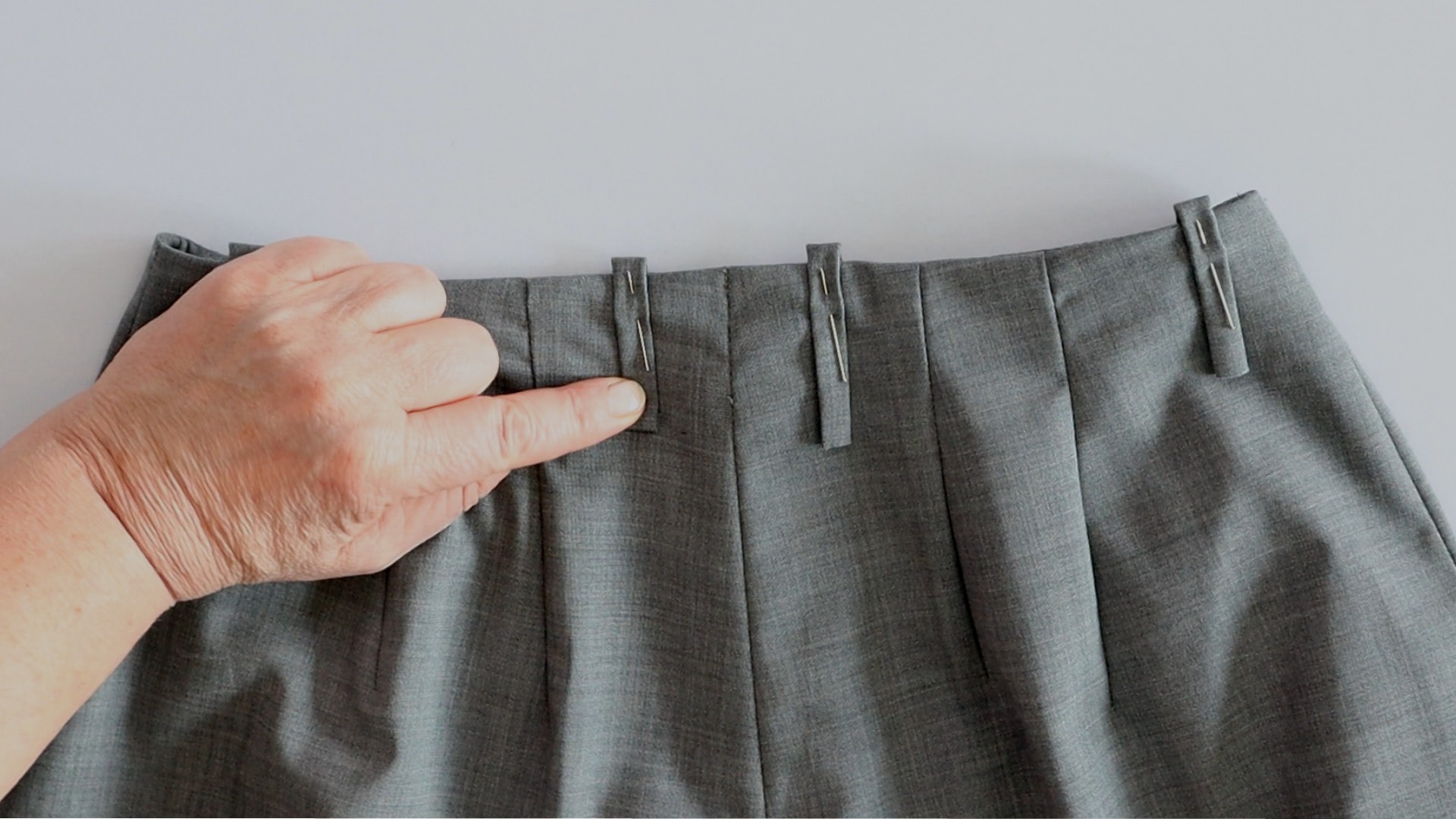 Hosenschlitz mit Reißverschluss und angeschnittenen Bund nähen - Unterkante der Gürtelschlaufen einschlagen