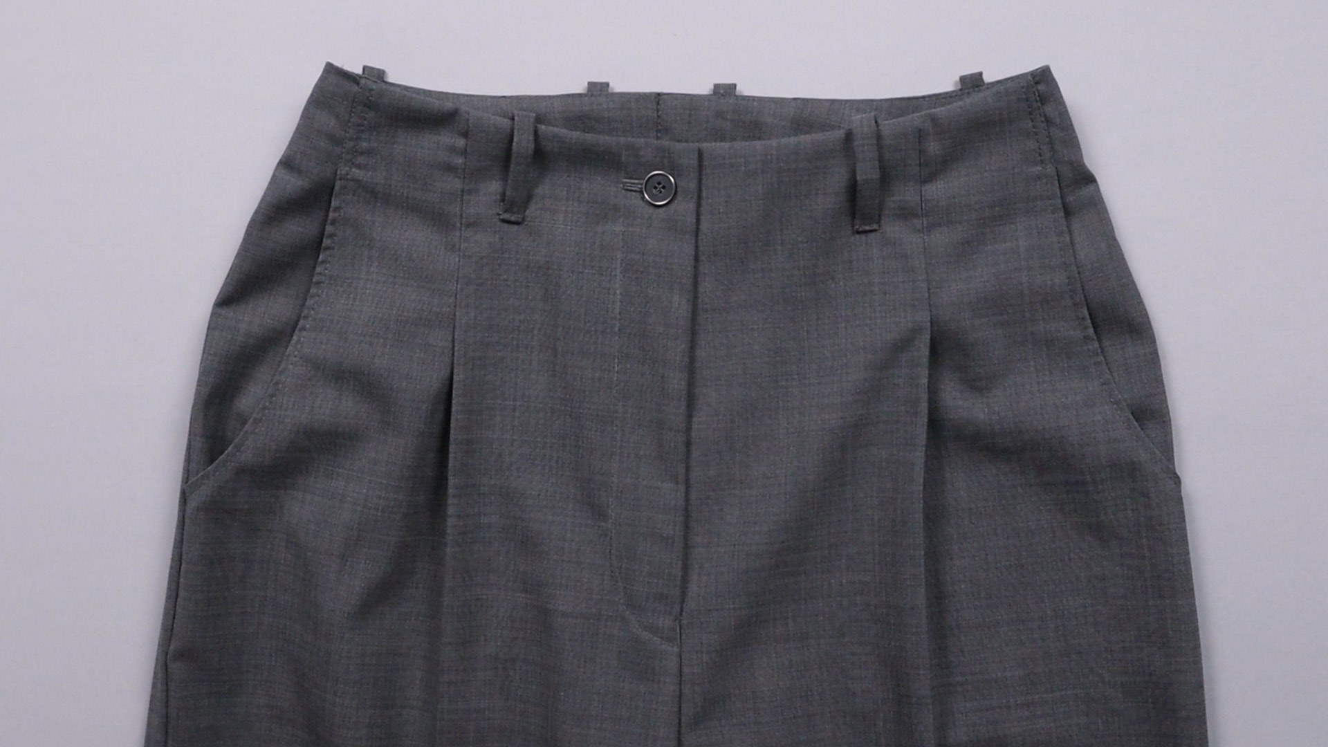 Hosenschlitz mit Reißverschluss und angeschnittenen Bund nähen - die fertige Vorderansicht.