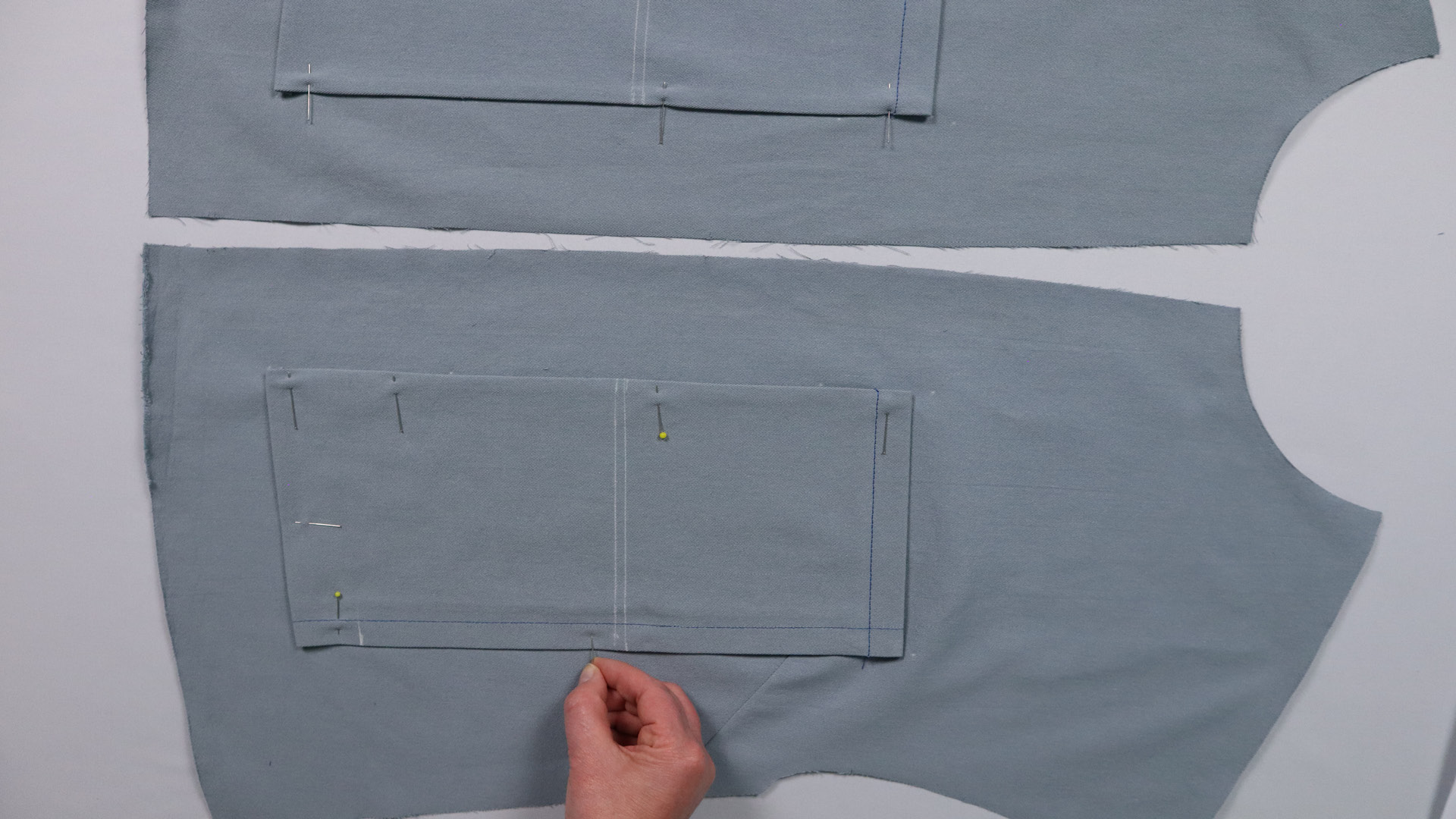 Jacke mit Kapuze nähen - Die Taschen werden gesteckt.