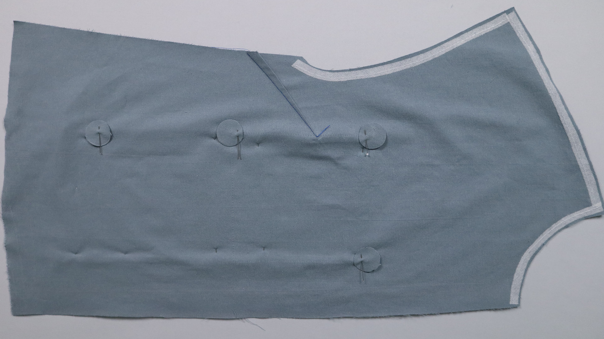 Jacke mit Kapuze nähen - Die Eingriff-Enden werden verstärkt.