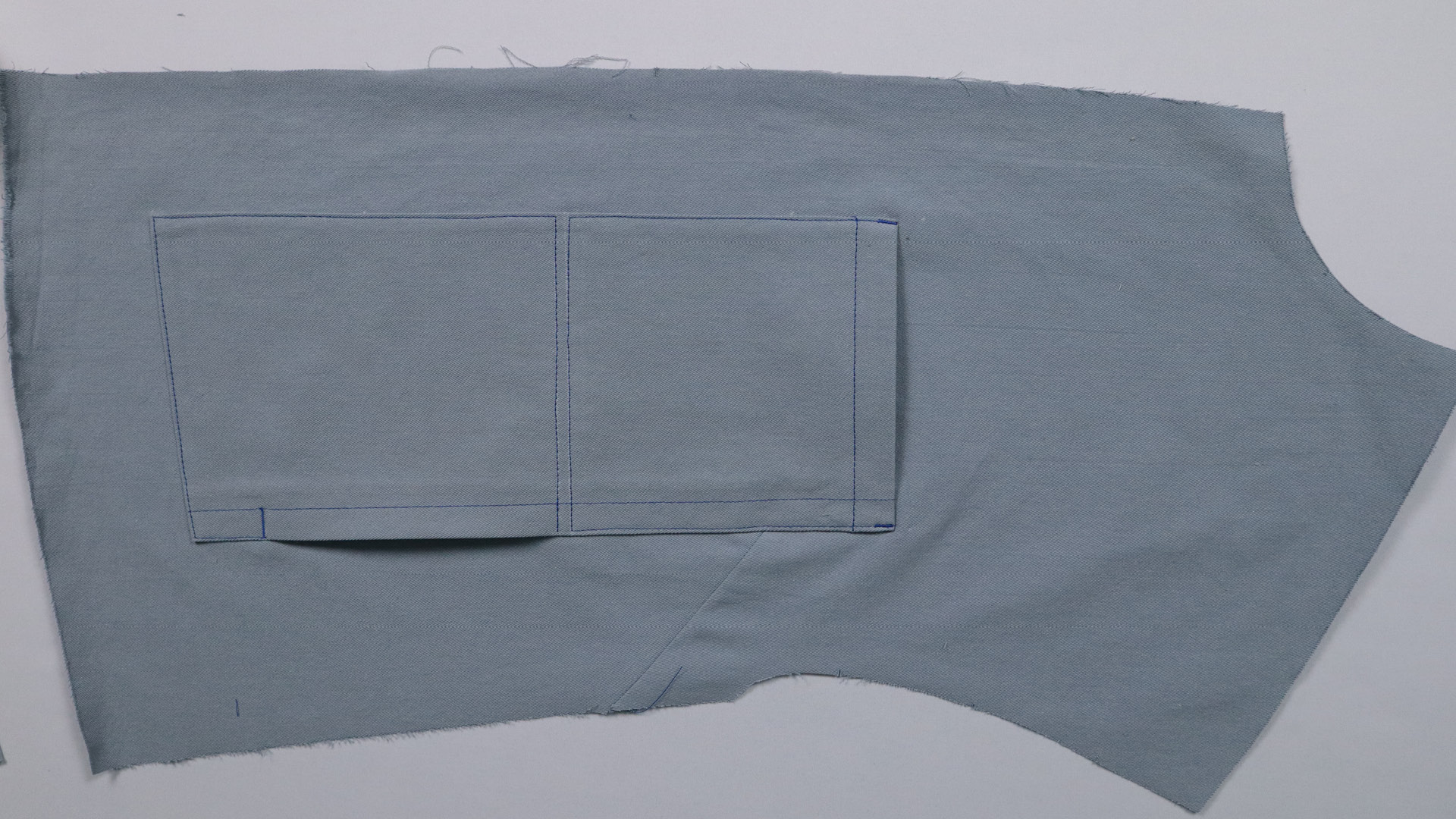 Jacke mit Kapuze nähen - Die untere Tasche wird festgesteppt.