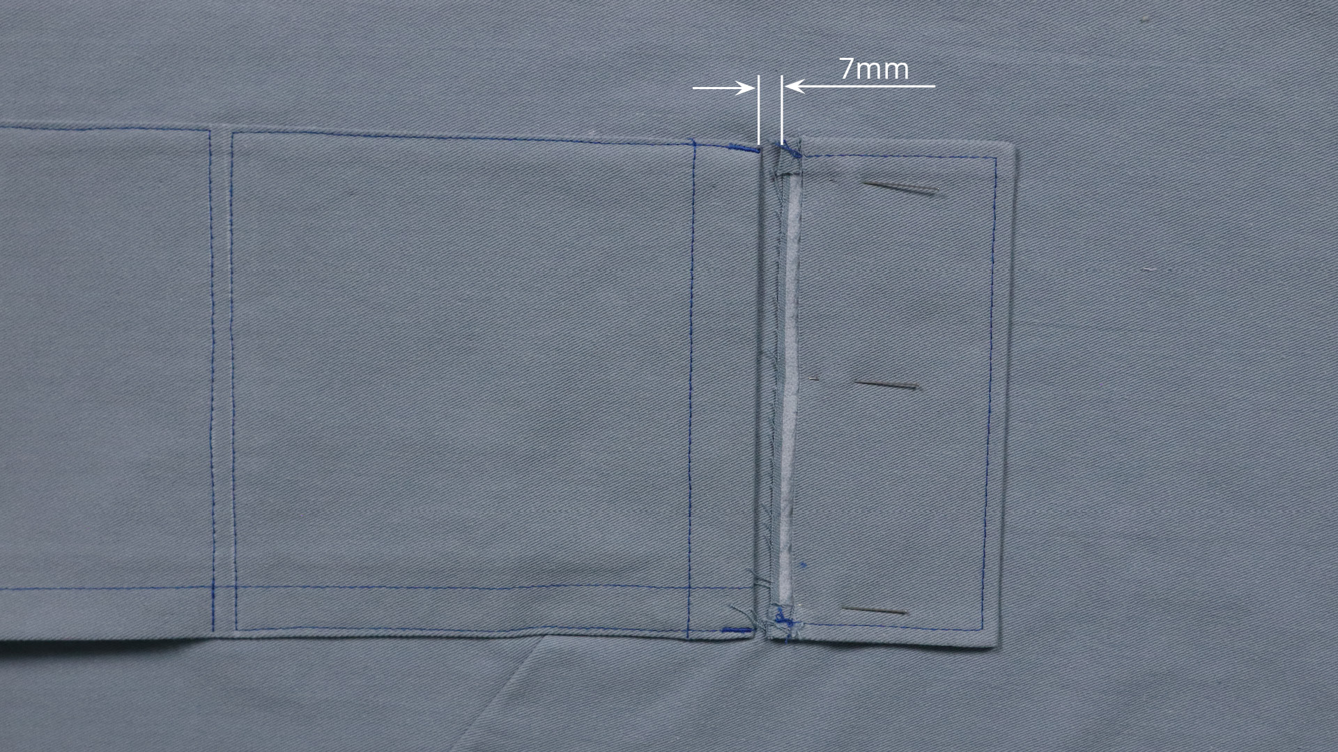 Jacke mit Kapuze nähen - Die Taschenpatte wird gesteckt.