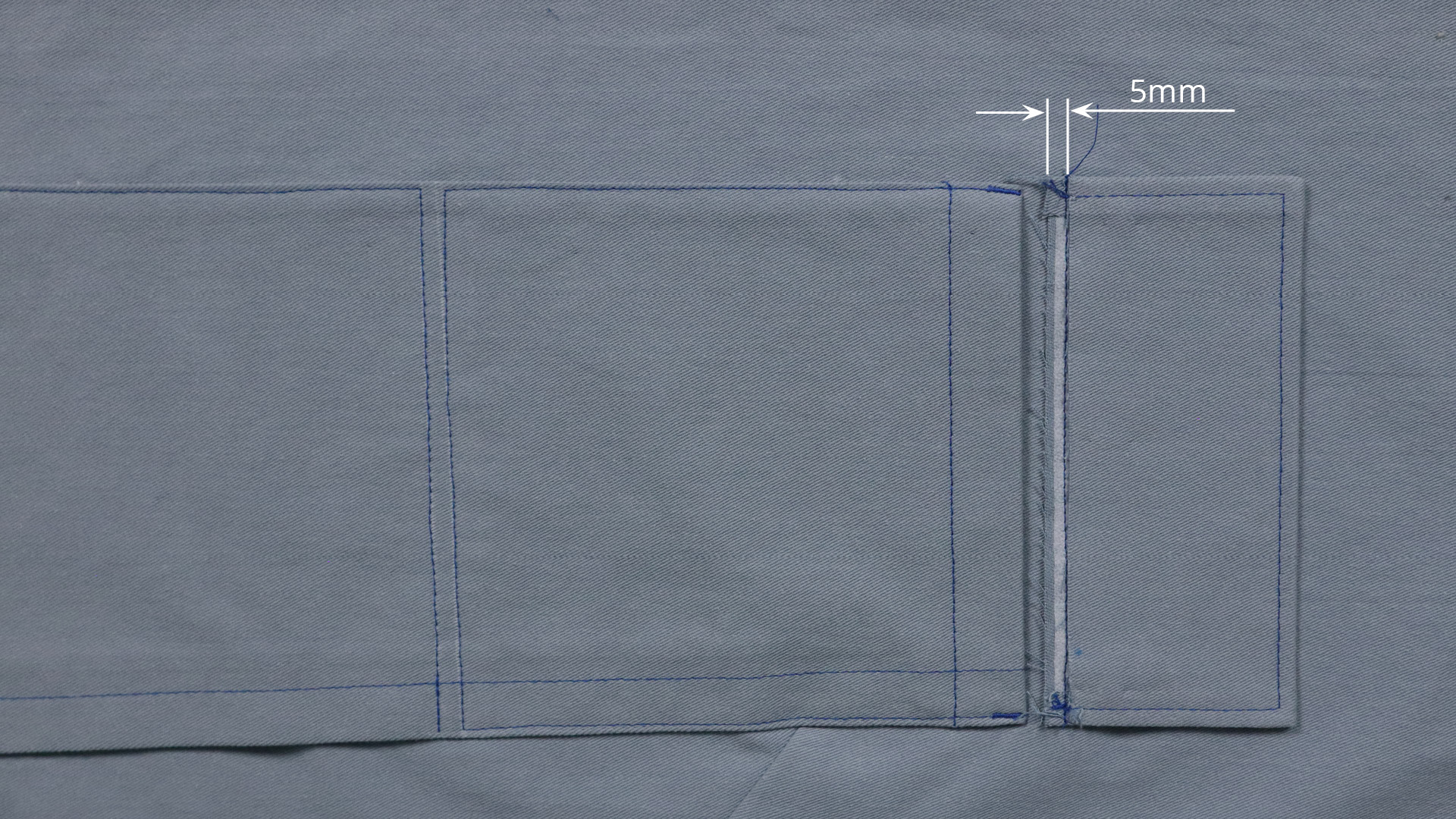 Jacke mit Kapuze nähen - Die Taschenpatte wird aufgenäht.