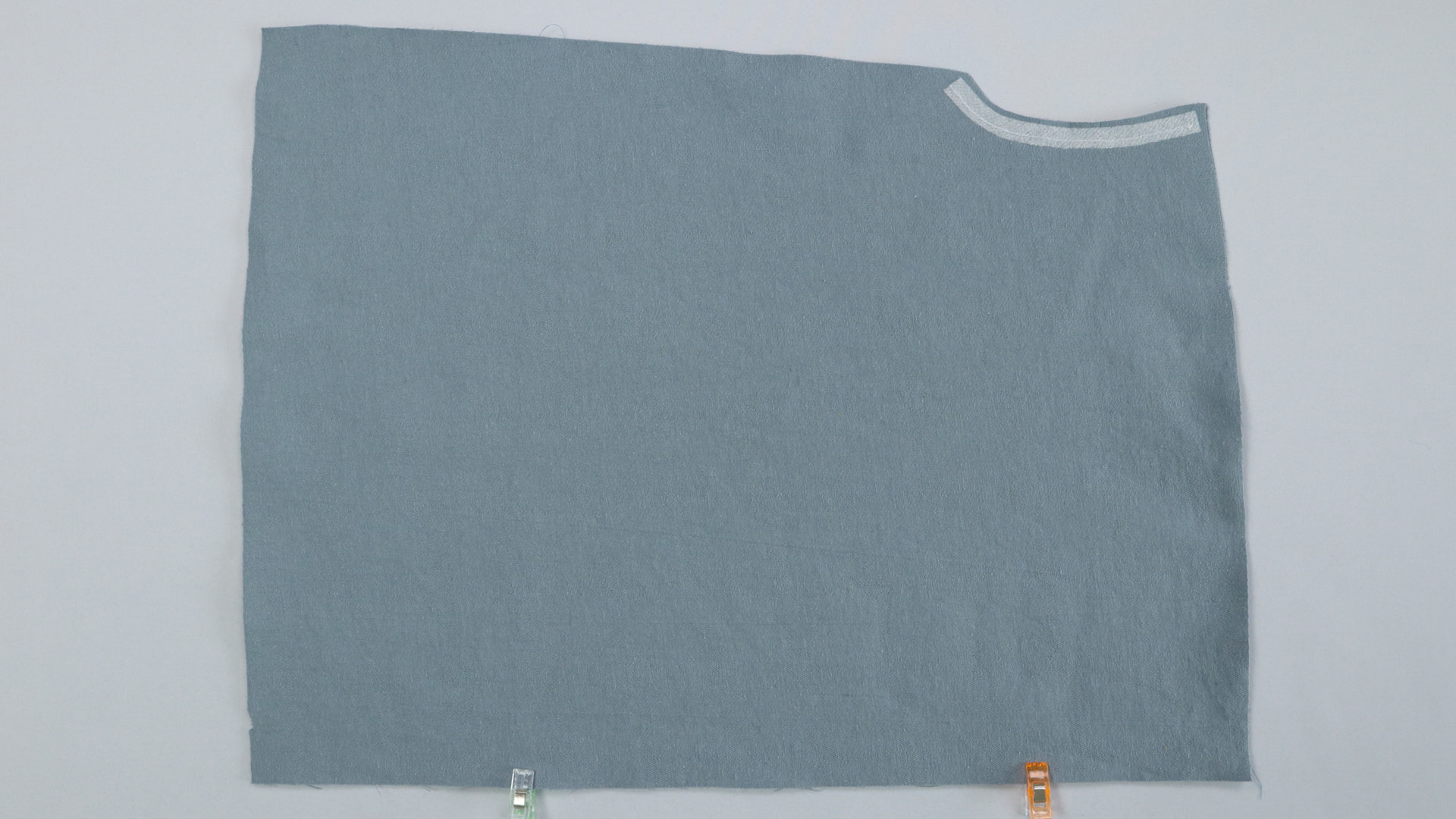 Jacke mit Kapuze nähen - Hintere Mitte stecken