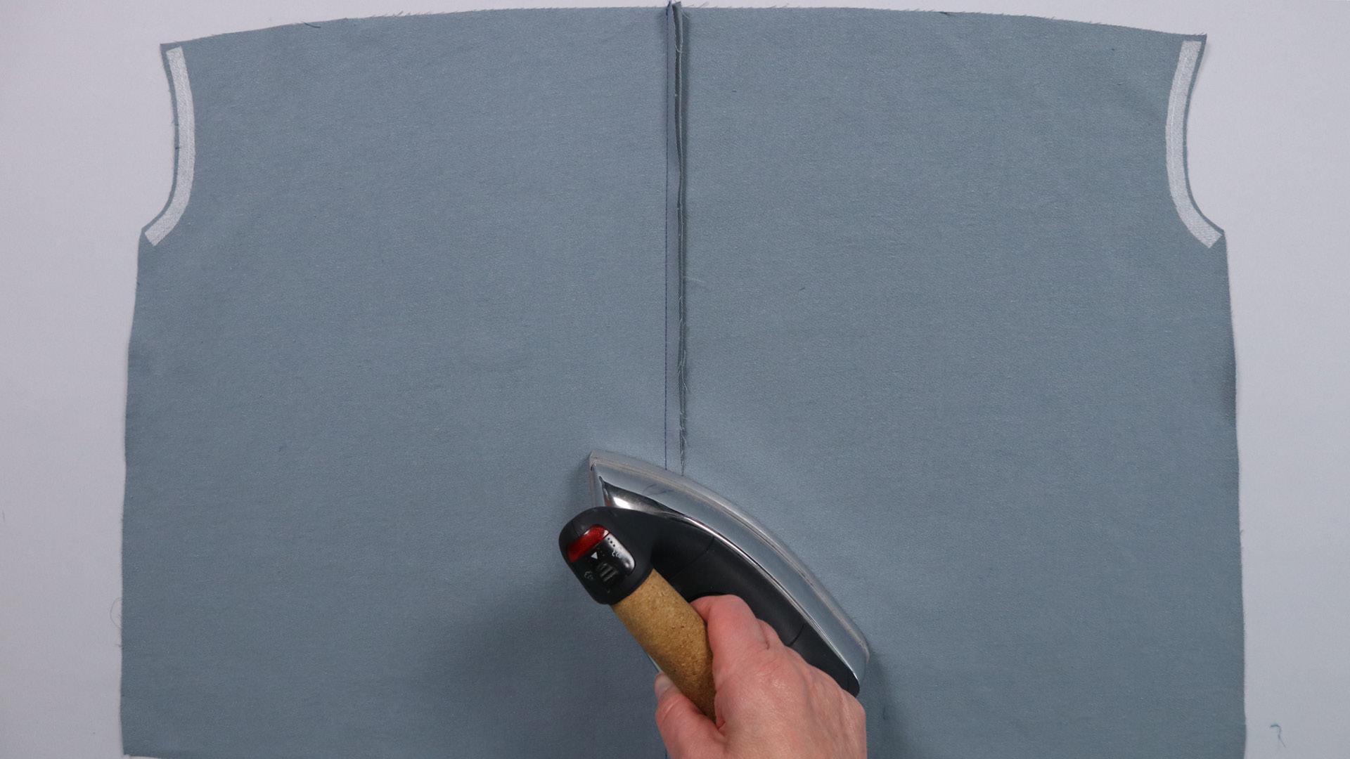 Jacke mit Kapuze nähen - Nahtzugabe bügeln