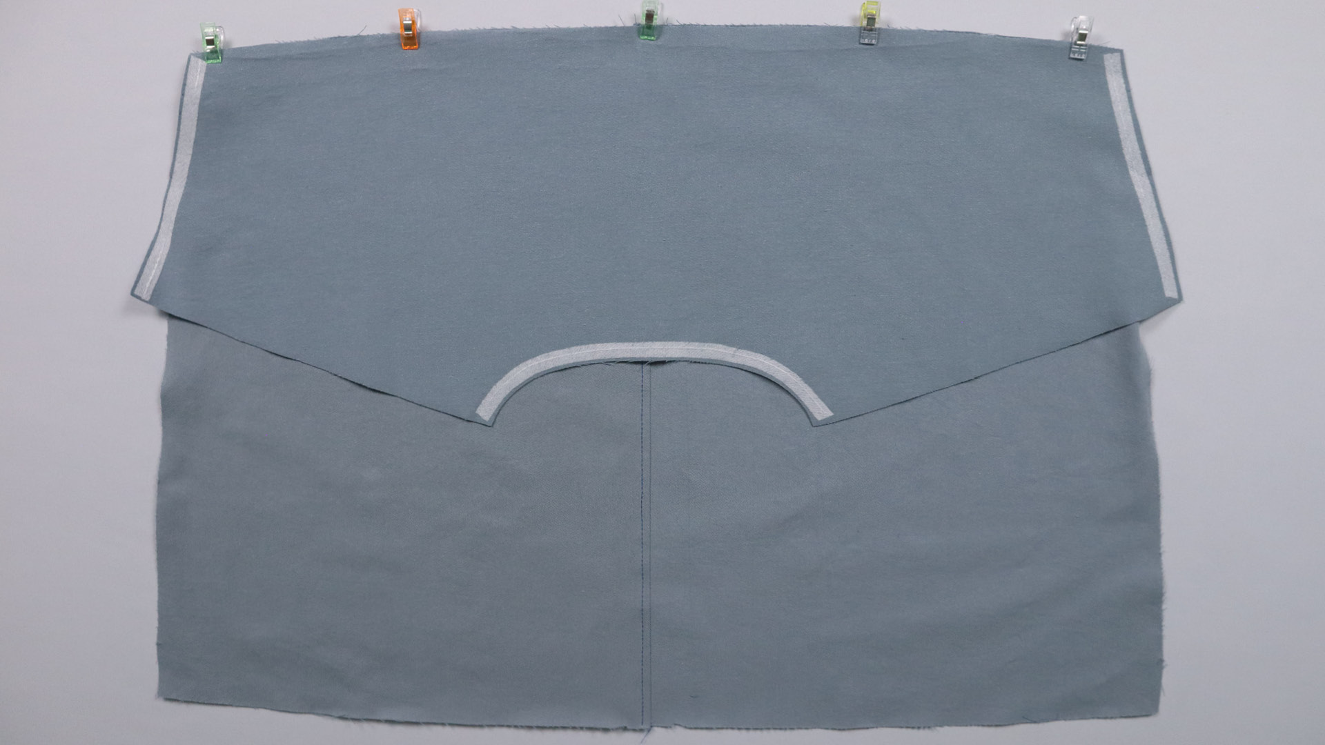 Jacke mit Kapuze nähen - Passe an das Rückenteil stecken