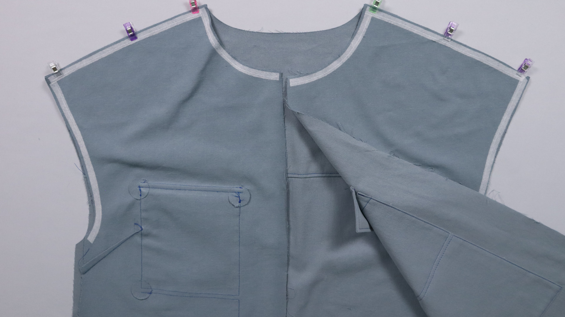 Jacke mit Kapuze nähen - Schulternähte stecken