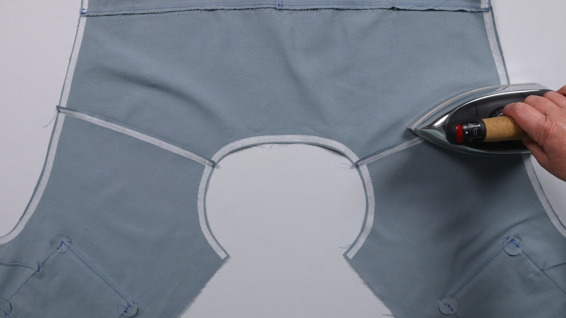 Jacke mit Kapuze nähen - Nahtzugaben zum Rücken bügeln.