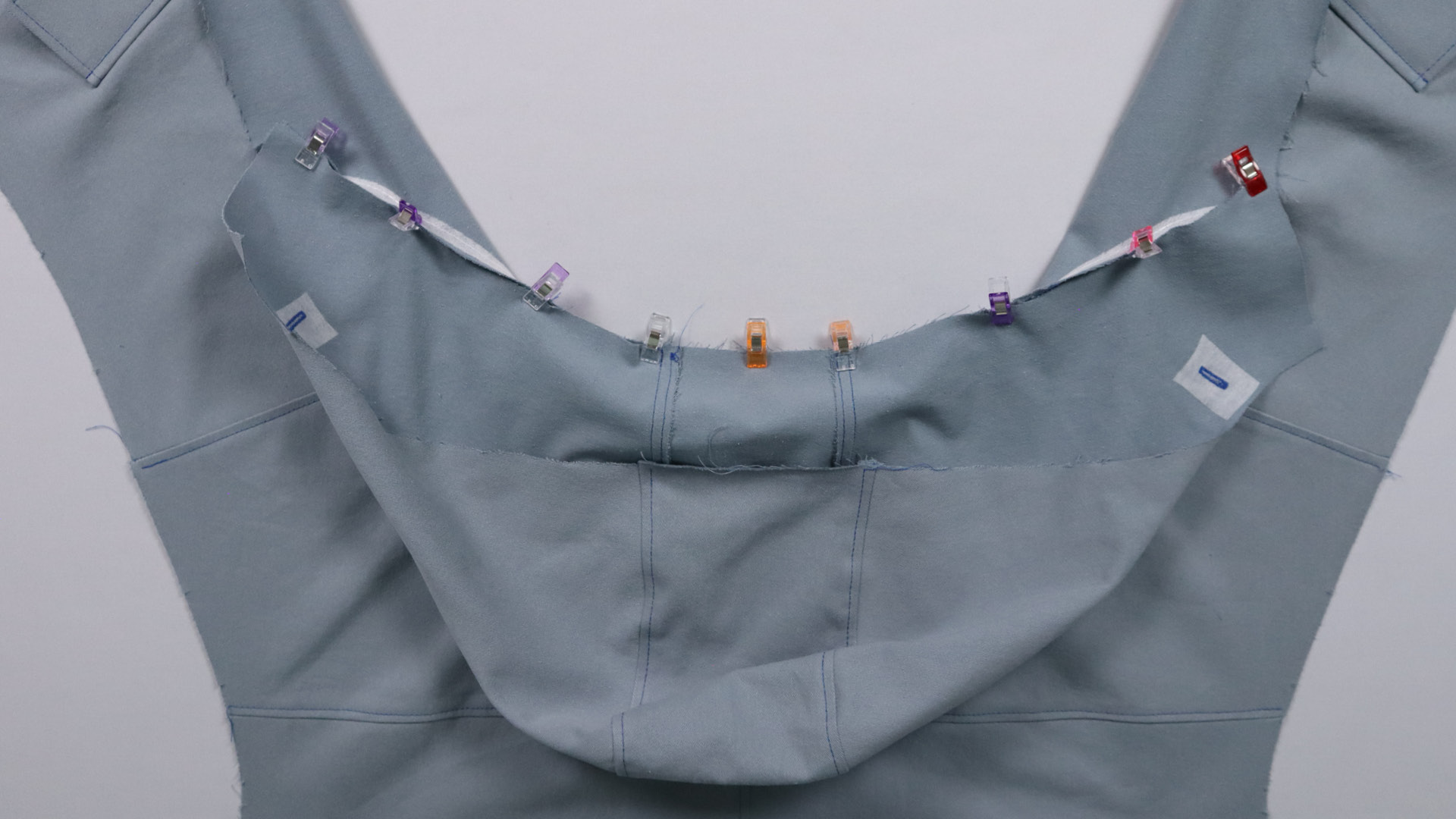 Die Kapuze ist an das Halsloch gesteckt.