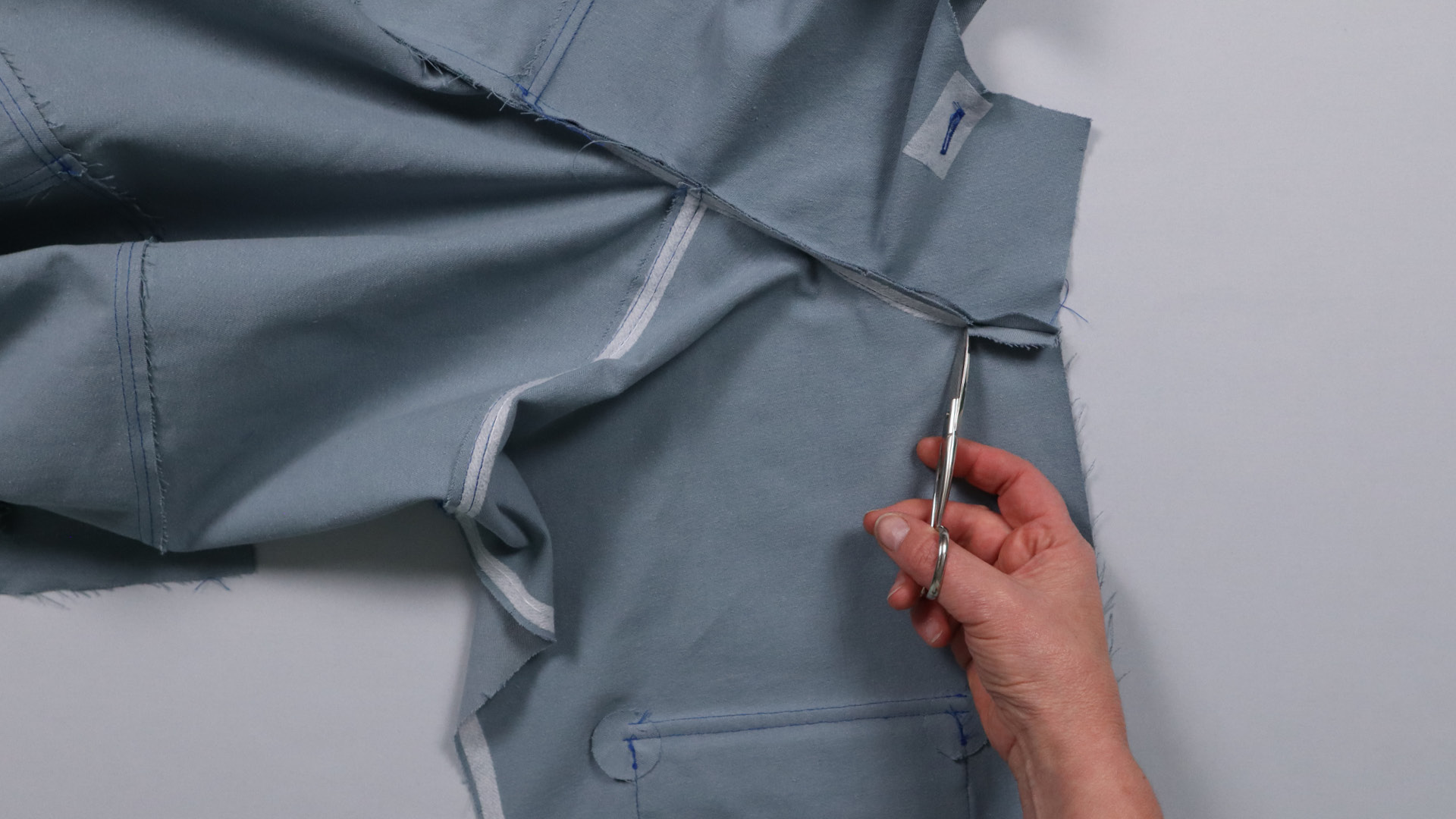 Jacke mit Kapuze nähen - Die Nahtzugabe wird eingeschnitten.