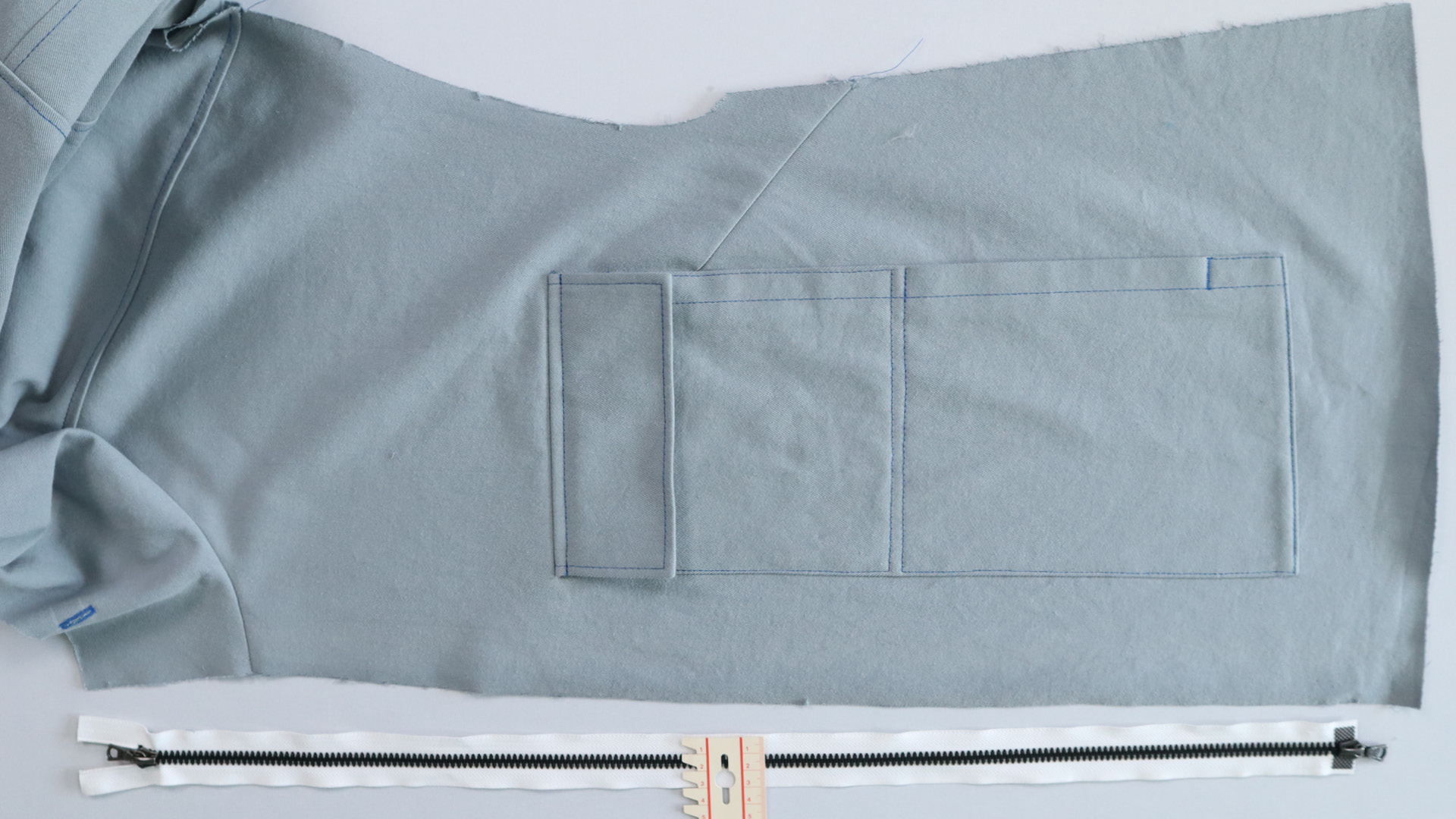 Jacke mit Kapuze nähen - Die Reißverschlussbreite wird gemessen.