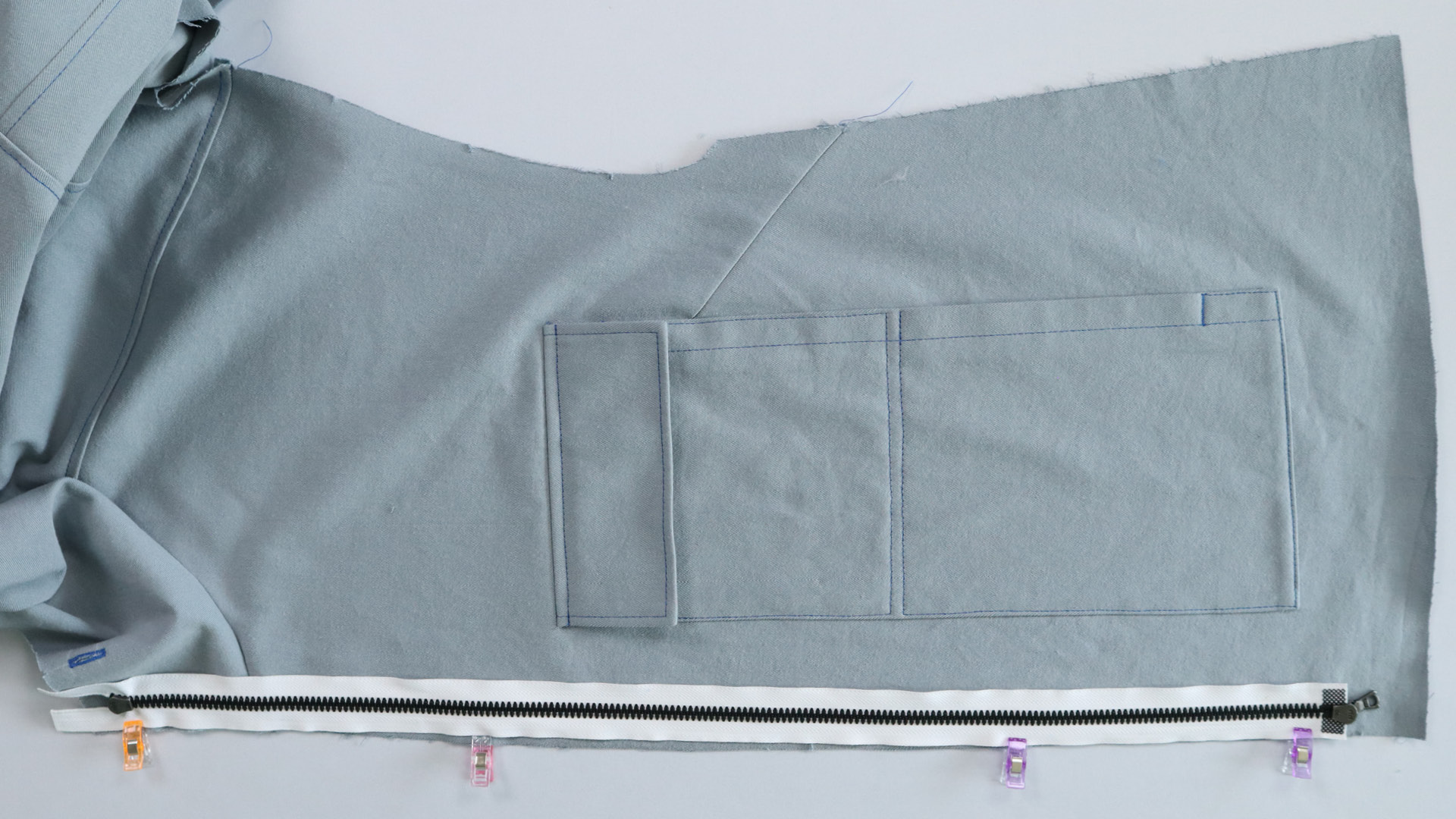 Jacke mit Kapuze nähen - Der Reißverschluss wird an das Vorderteil gesteckt.