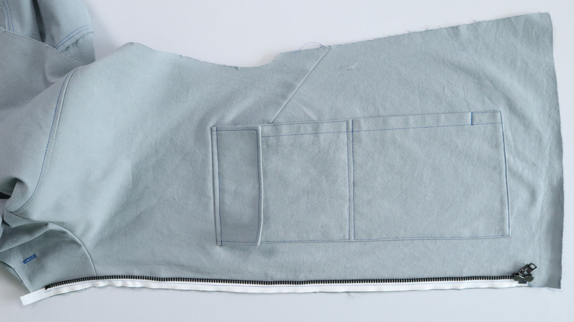 Jacke mit Kapuze nähen - Der Reißverschluss wird angenäht.