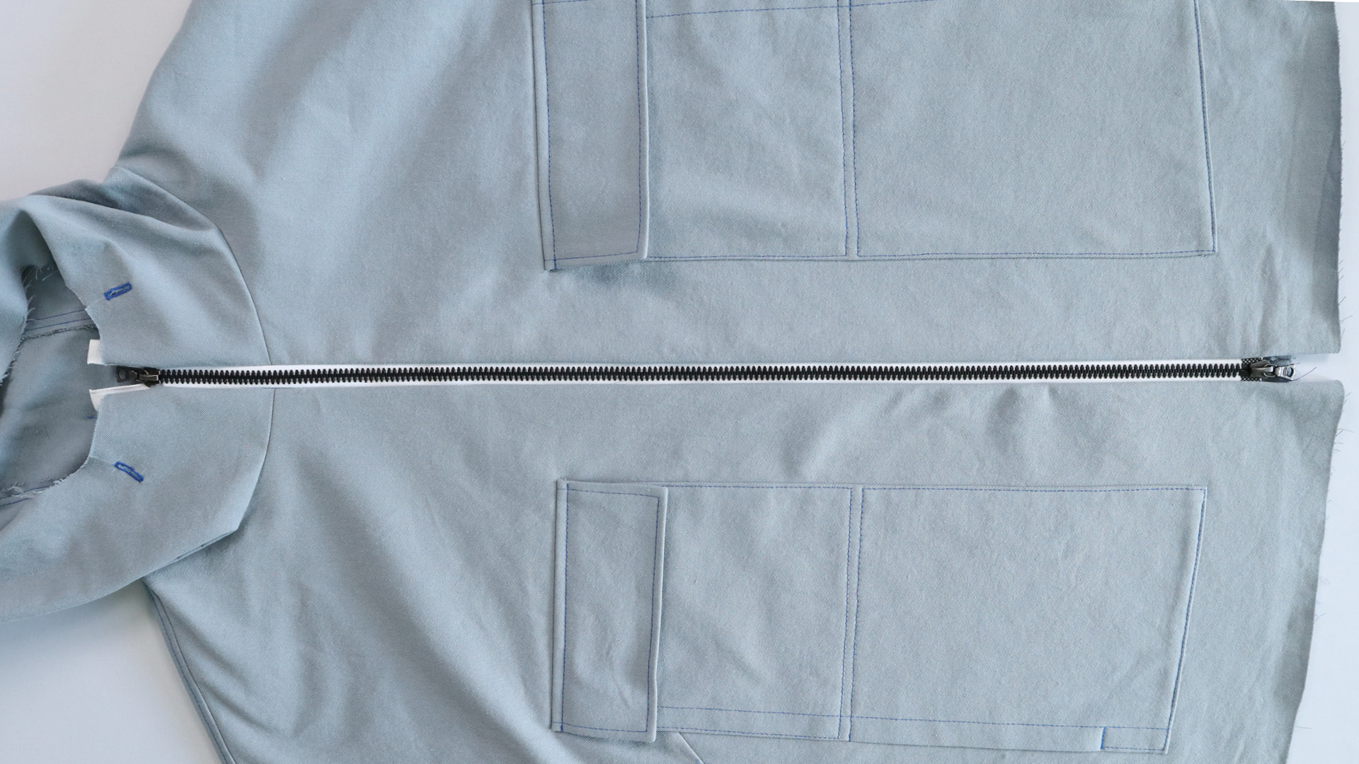 Jacke mit Kapuze nähen -  Kontrolle, ob der Reißverschluss gleichmäßig eingenäht ist.