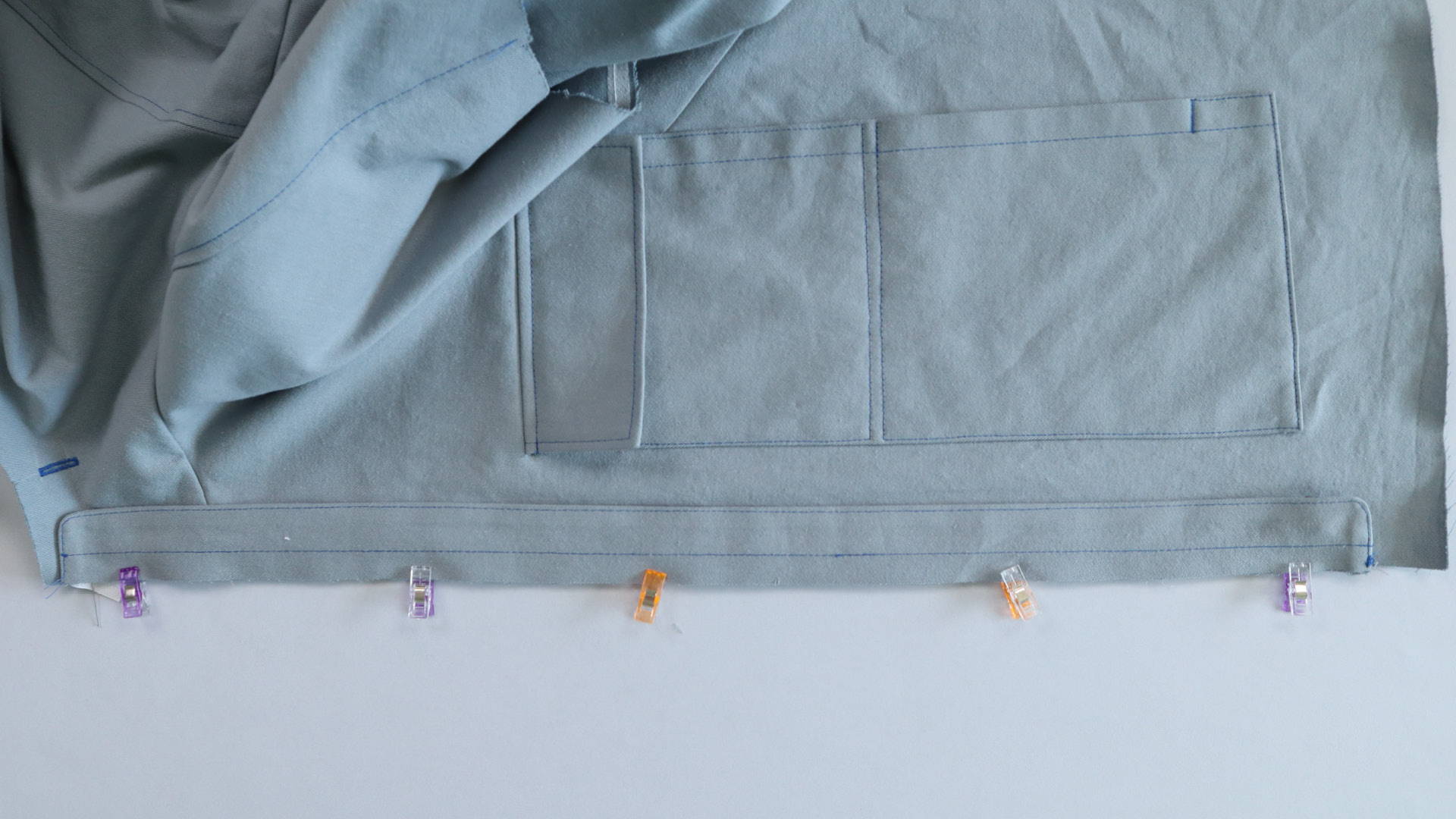 Jacke mit Kapuze nähen - Der Untertritt wird auf den Reißverschluss gelegt.