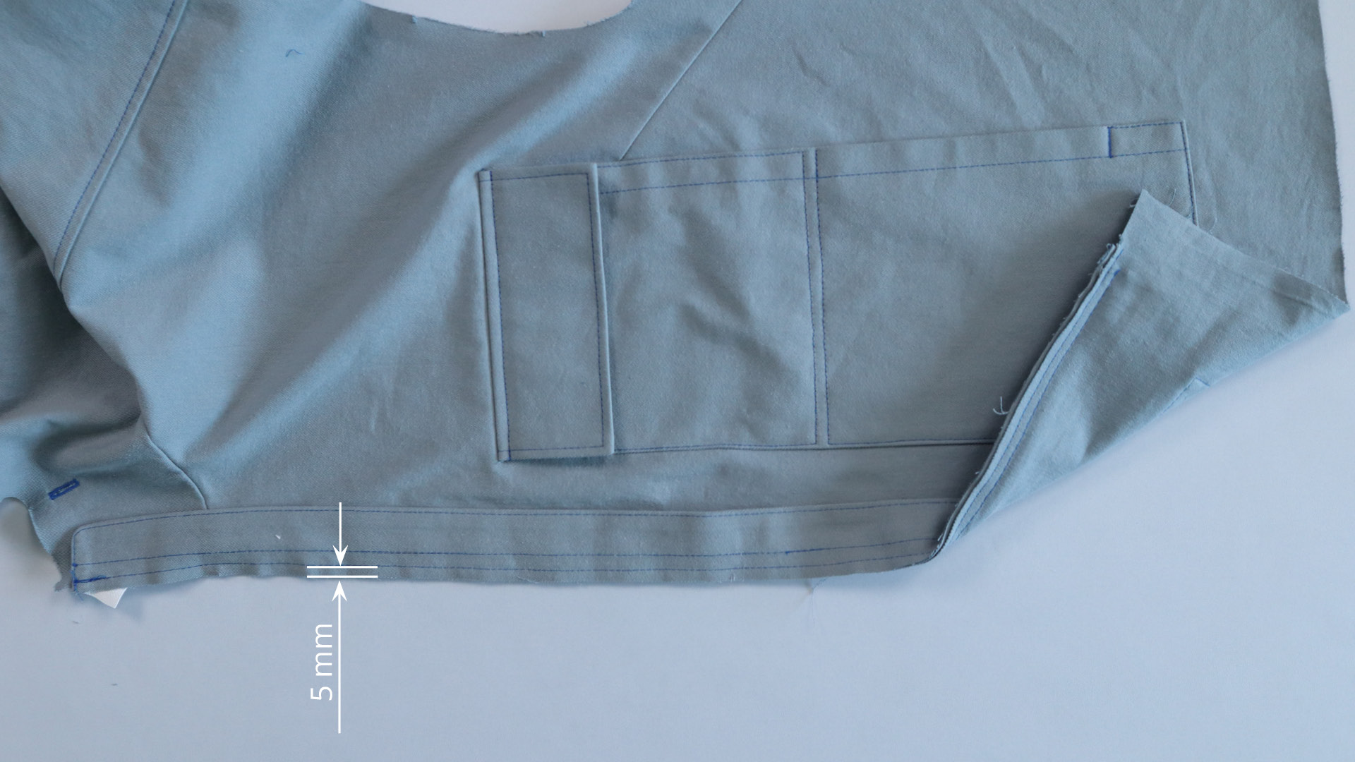 Jacke mit Kapuze nähen - Der Untertritt wird angenäht.