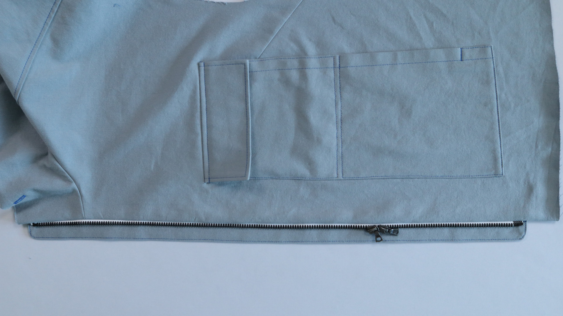 Jacke mit Kapuze nähen - Der angenähte Untertritt.