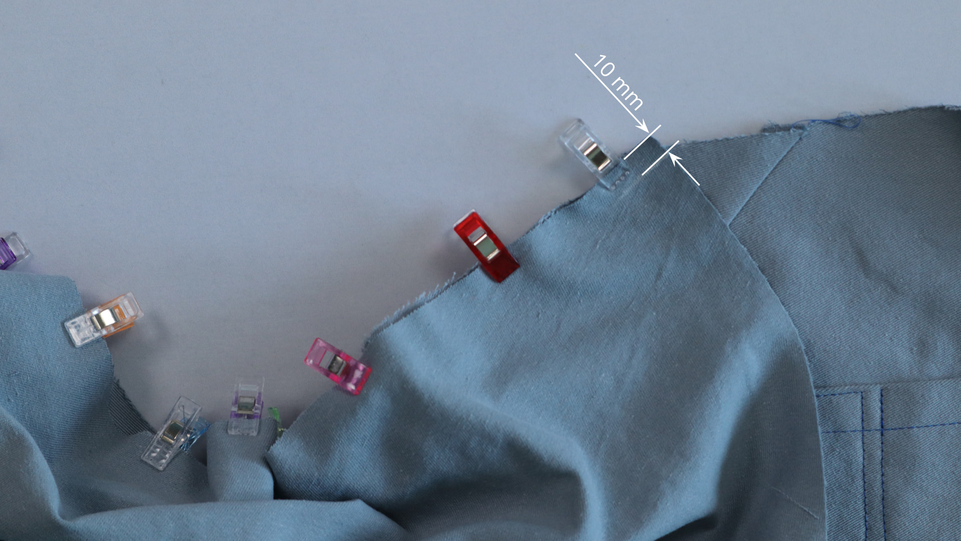 Jacke mit Kapuze nähen - Ärmel feststecken