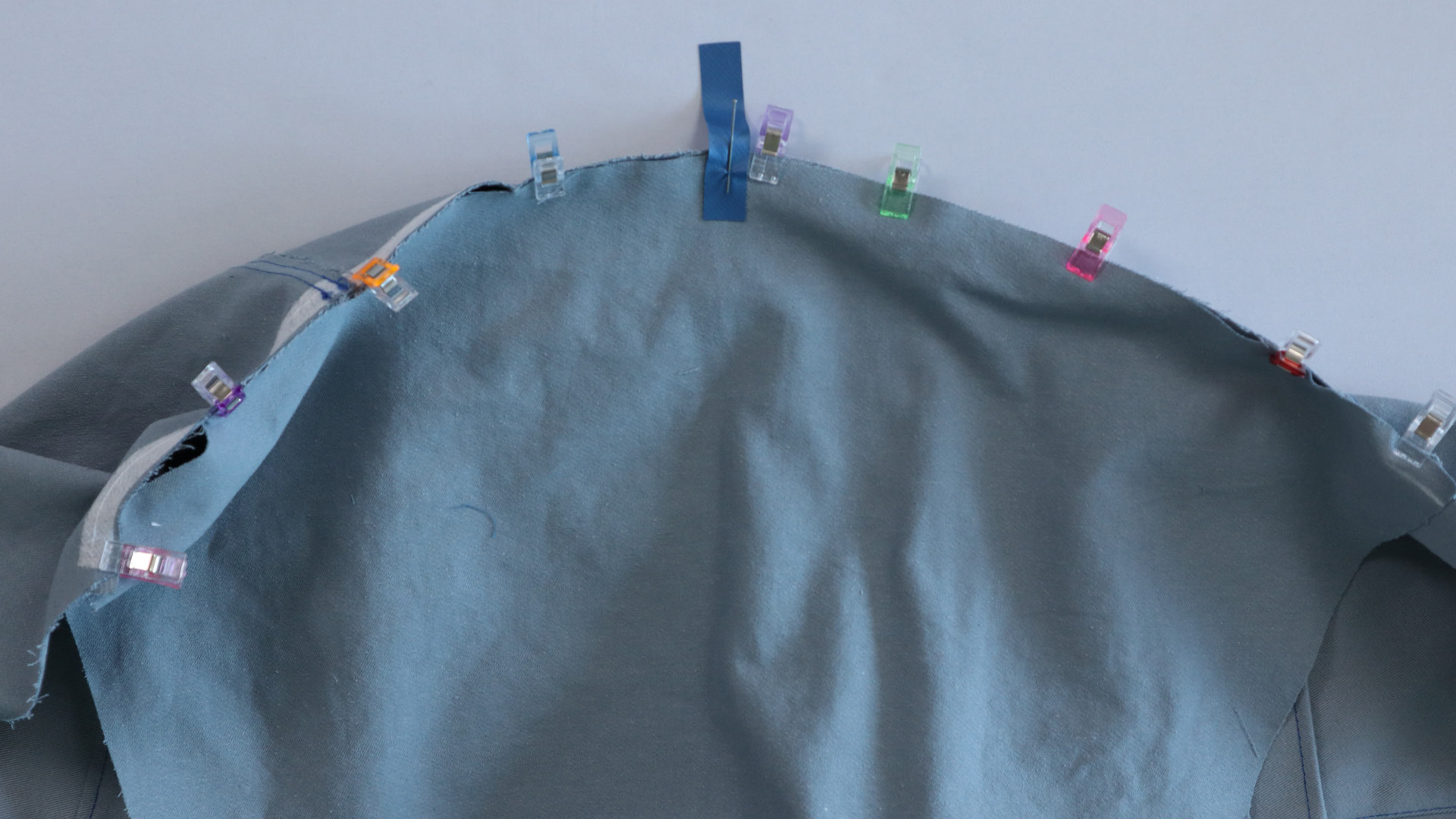 Jacke mit Kapuze nähen - Ein Verbindungsstreifen wird eingenäht.