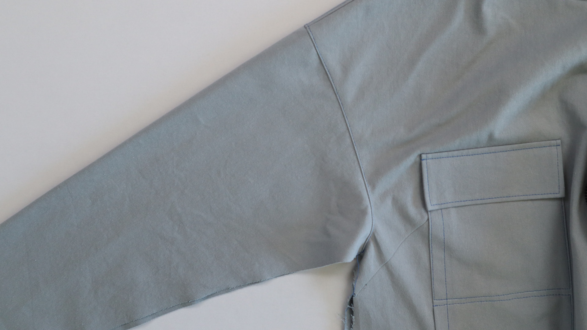 Jacke mit Kapuze nähen - Die Nahtzugaben werden abgesteppt.