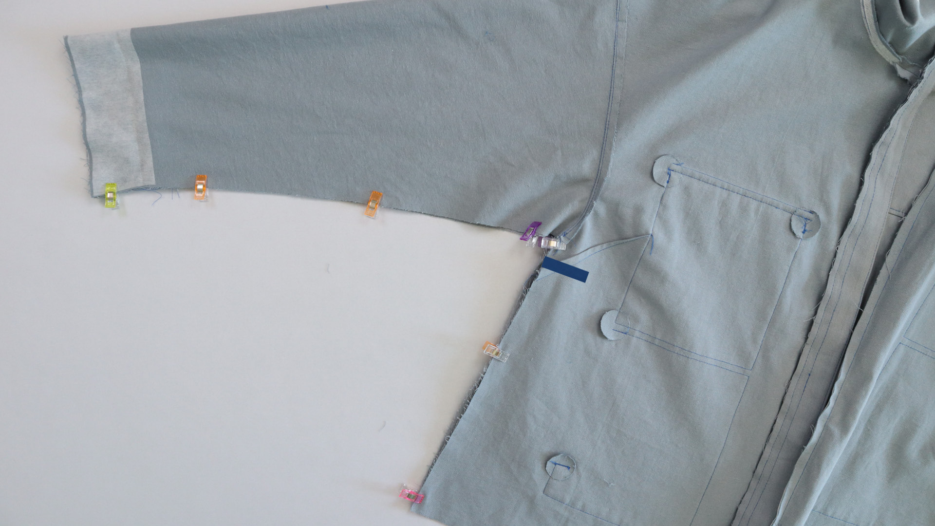 Jacke mit Kapuze nähen - Ärmel- und Seitennaht werden gesteckt.