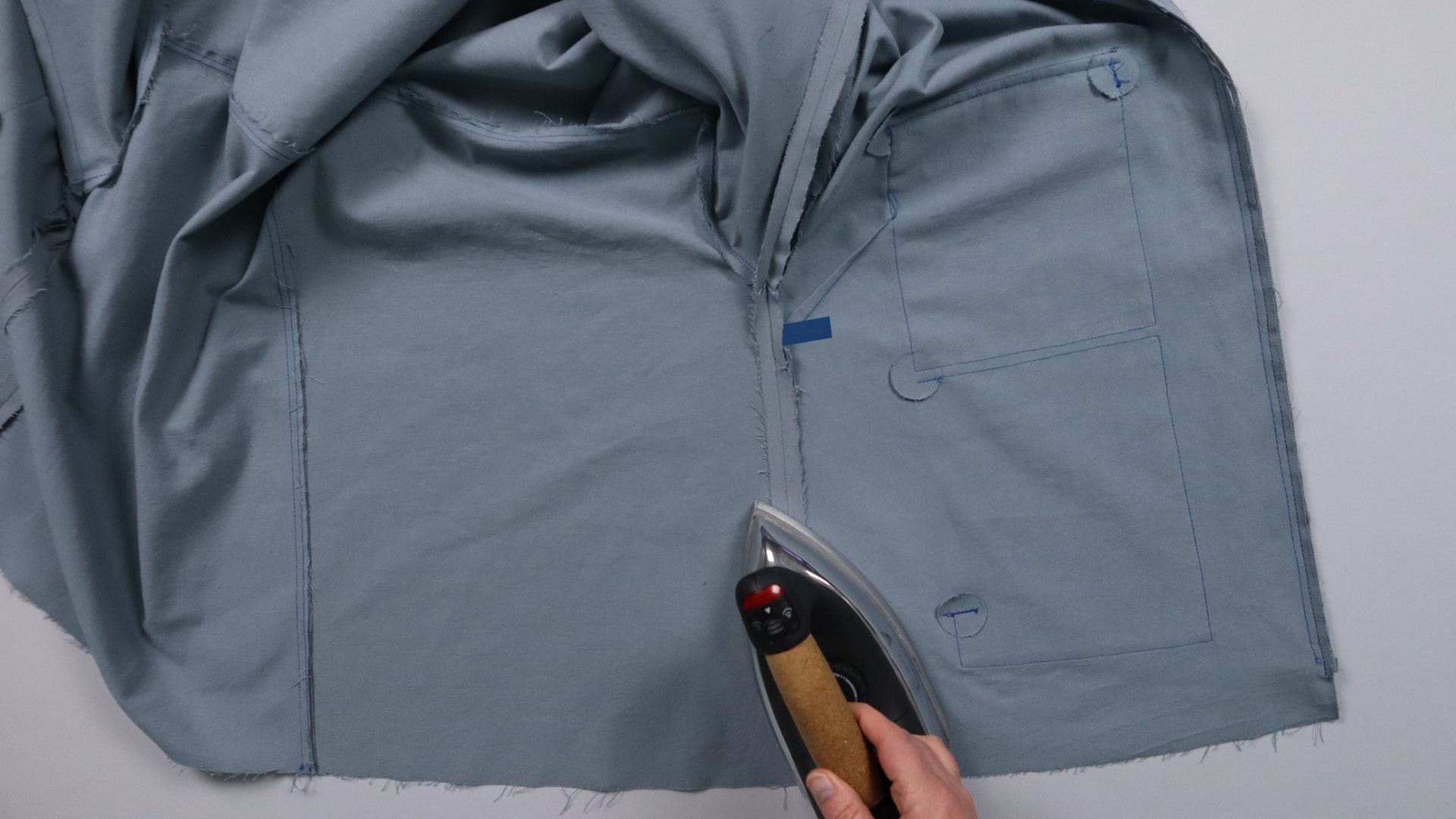 Jacke mit Kapuze nähen - Die Nahtzugaben werden auseinandergebügelt.