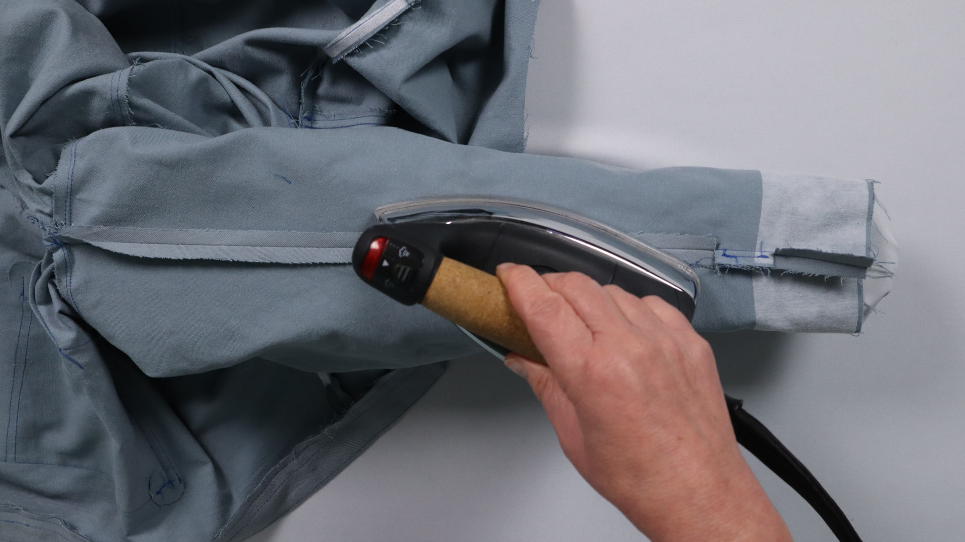 Jacke mit Kapuze nähen - Die Nahtzugaben werden an der Lasche eingeschnitten.