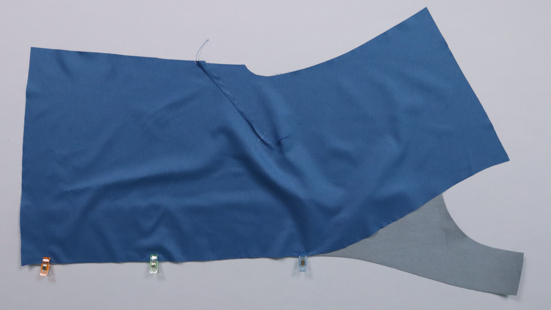 Jacke mit Kapuze nähen - Das Futter wird an den Beleg gesteckt.