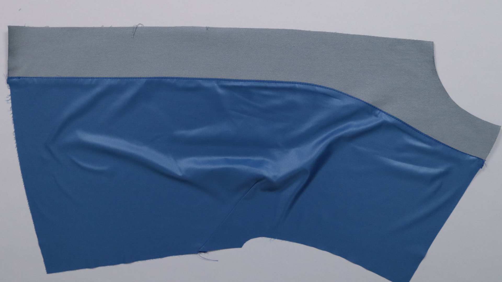 Jacke mit Kapuze nähen - Knappkantig auf dem Futter absteppen.