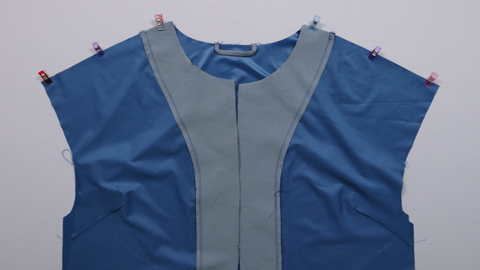 Jacke mit Kapuze nähen - Schulternähte stecken