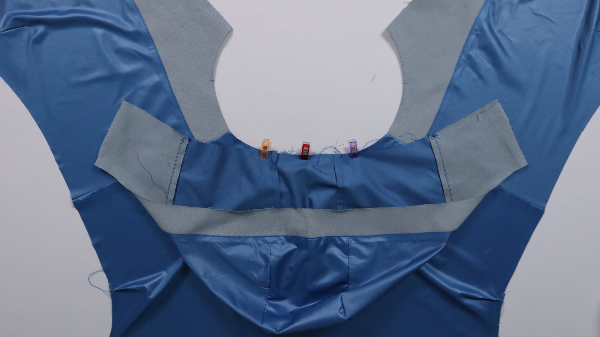 Jacke mit Kapuze nähen - Kapuze stecken