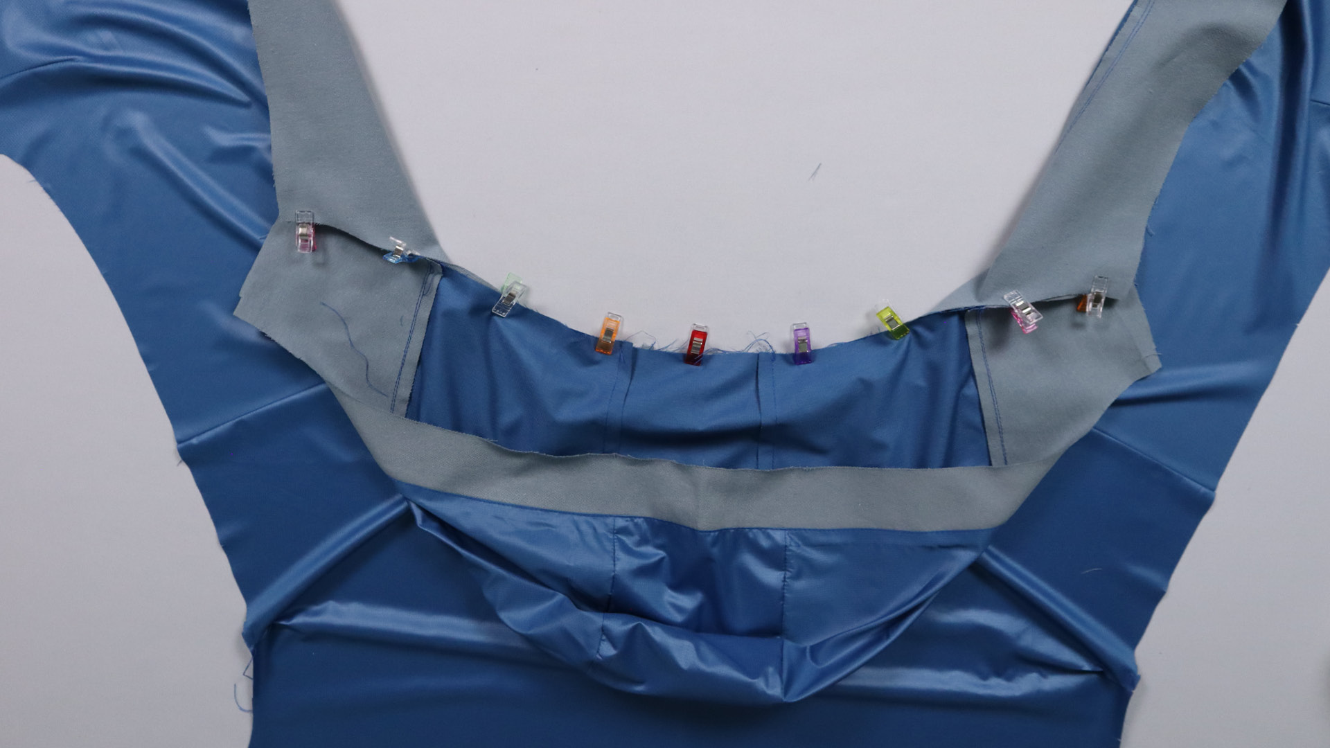 Jacke mit Kapuze nähen - Die Kapuze wird an das Halsloch gesteckt.