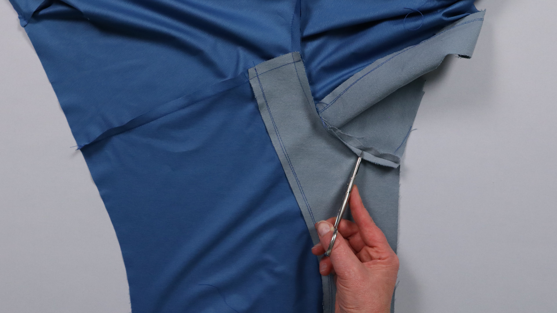 Jacke mit Kapuze nähen - Die Nahtzugabe wird eingeschnitten.