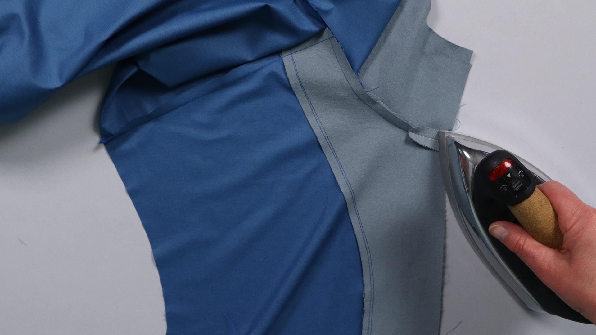 Jacke mit Kapuze nähen - Die Nahtzugabe wird auseinandergebügelt.