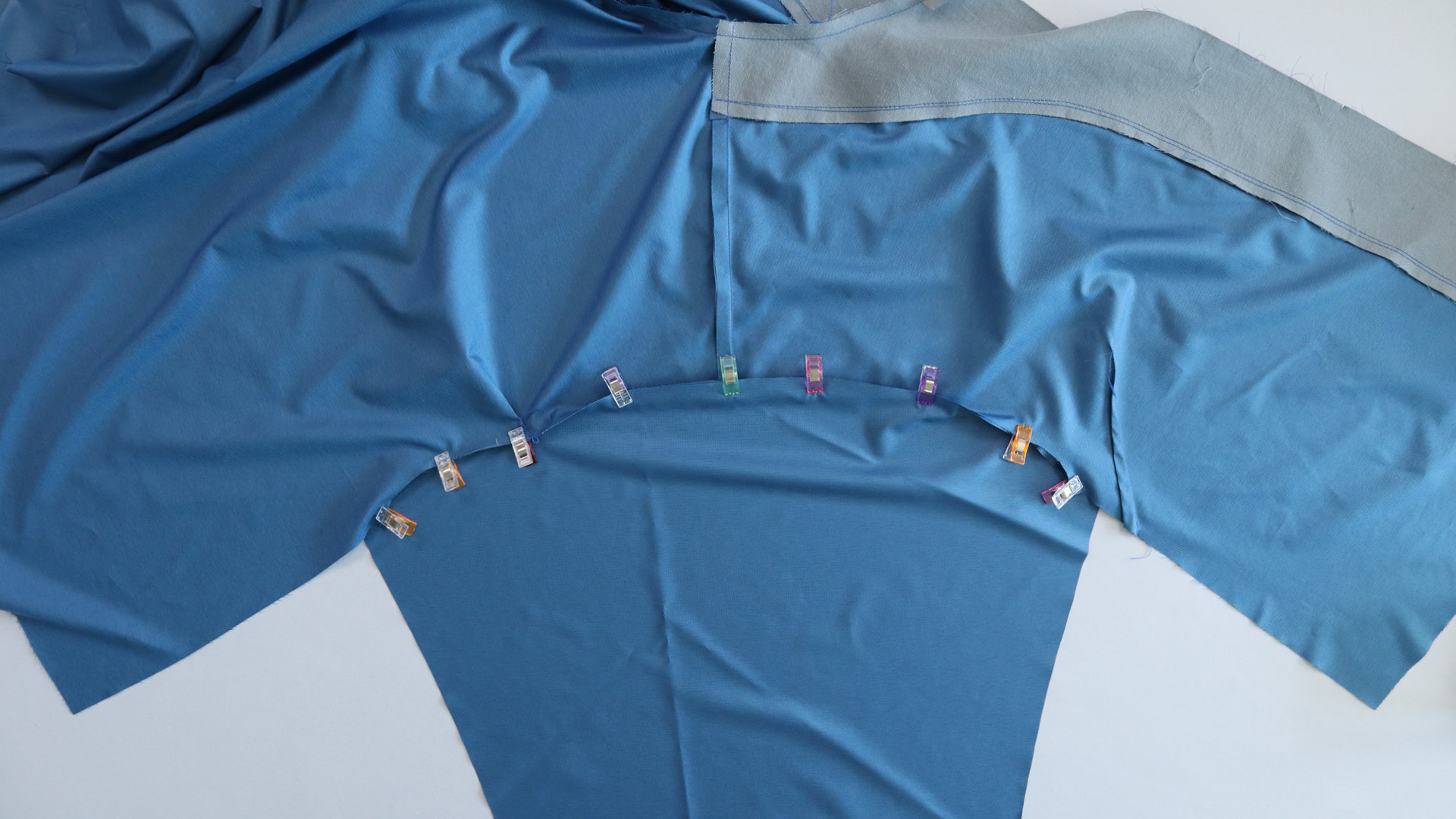 Jacke mit Kapuze nähen - Futterärmel stecken.