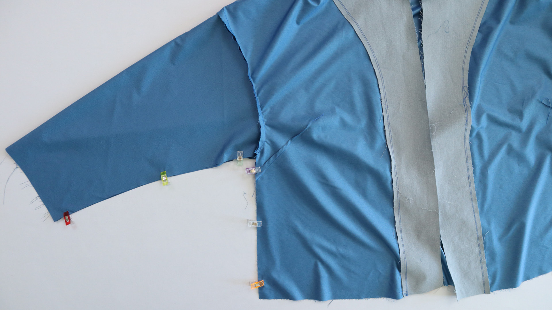 Jacke mit Kapuze nähen - Ärmel- und Seitennaht werden geschlossen