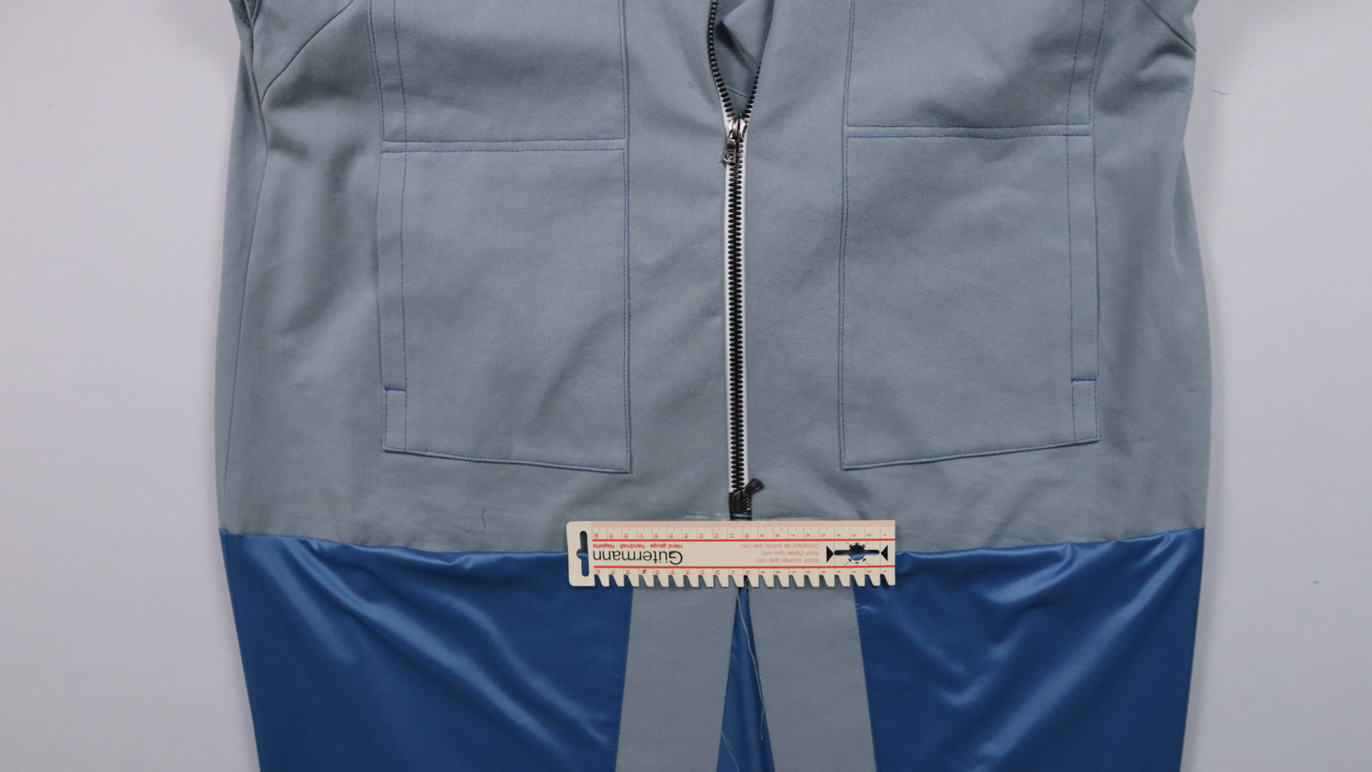 Jacke mit Kapuze nähen - Die Saumlänge wird markiert.