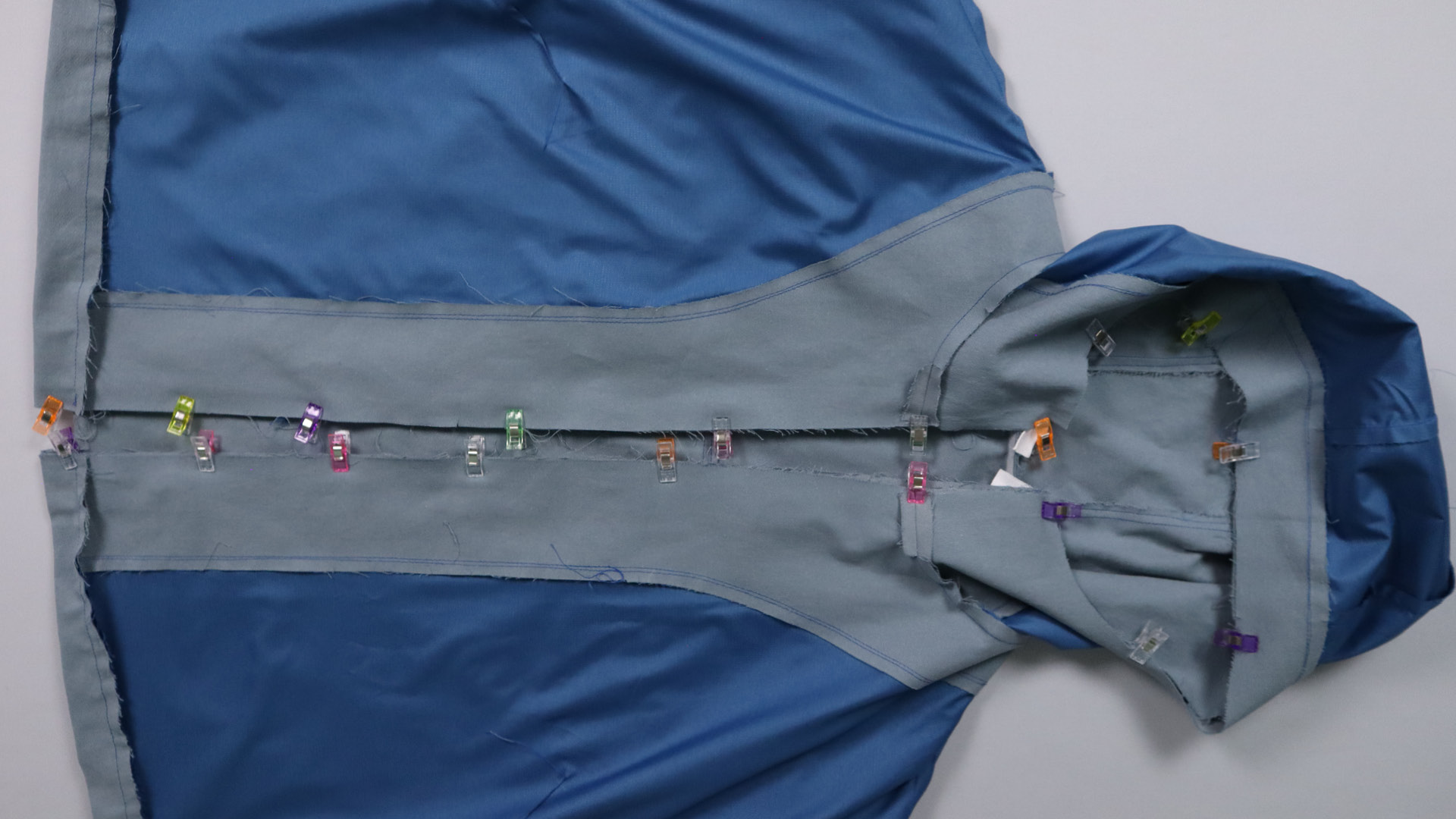 Jacke mit Kapuze nähen - Vorderteile und Kapuze rundum verbinden.