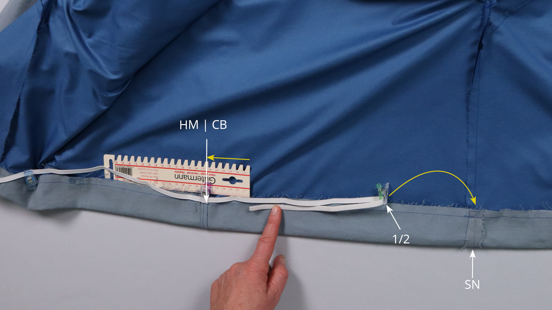 Jacke mit Kapuze nähen - Das Gummiband wird aufgeteilt.