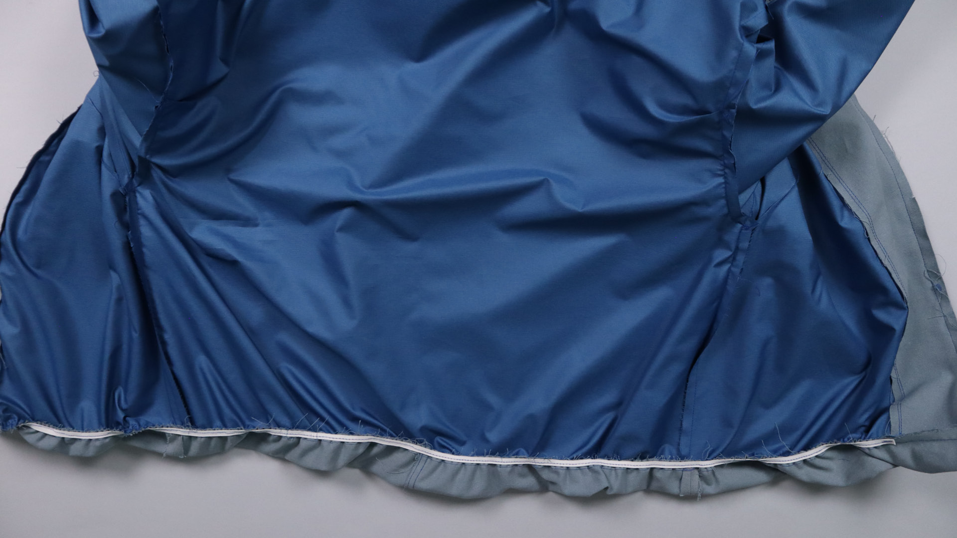 Jacke mit Kapuze nähen - Das angenähte Gummiband.