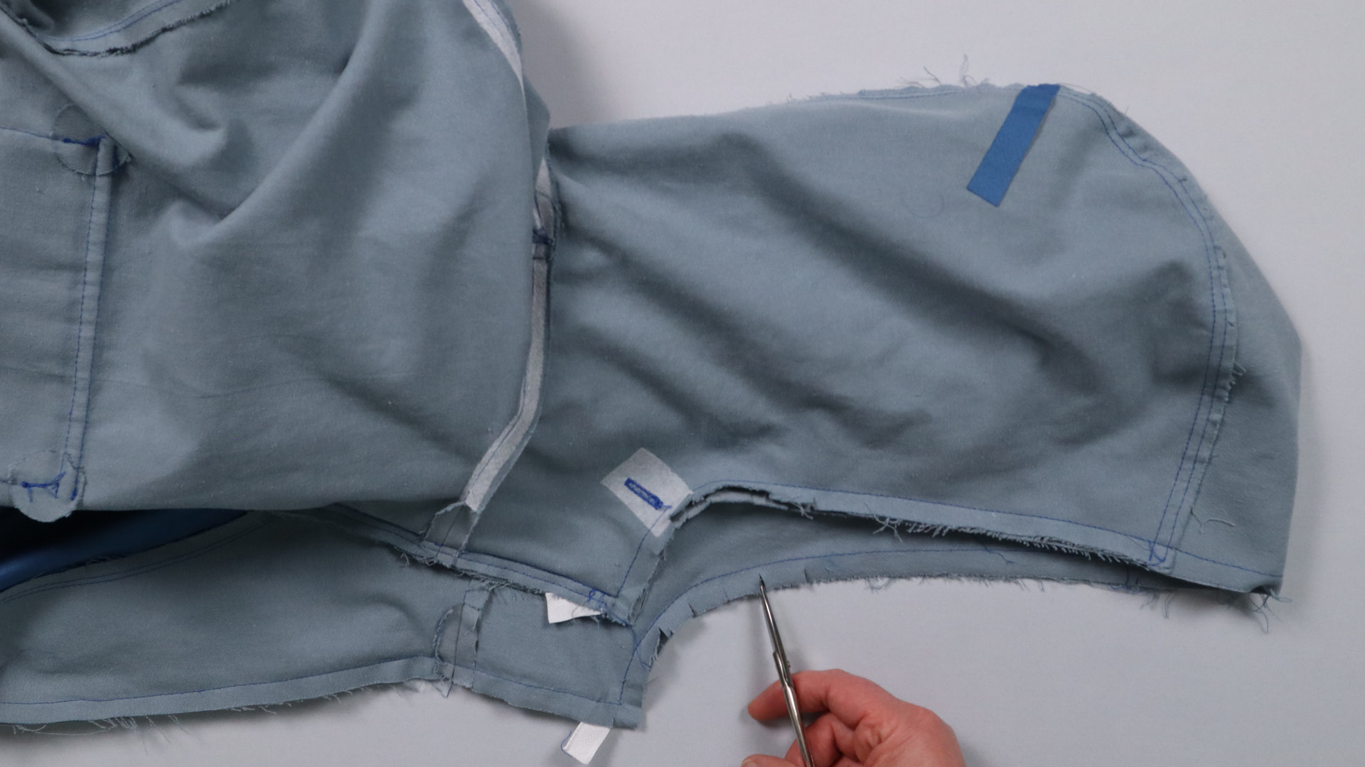 Jacke mit Kapuze nähen - Die Rundung an der Kapuze wird eingeschnitten.