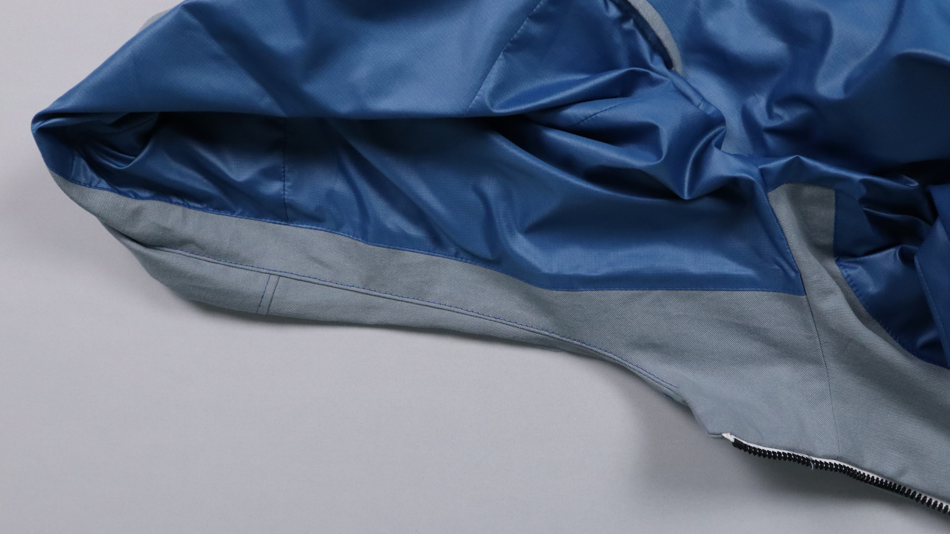 Jacke mit Kapuze nähen - Die Kapuzenkante wird abgesteppt.