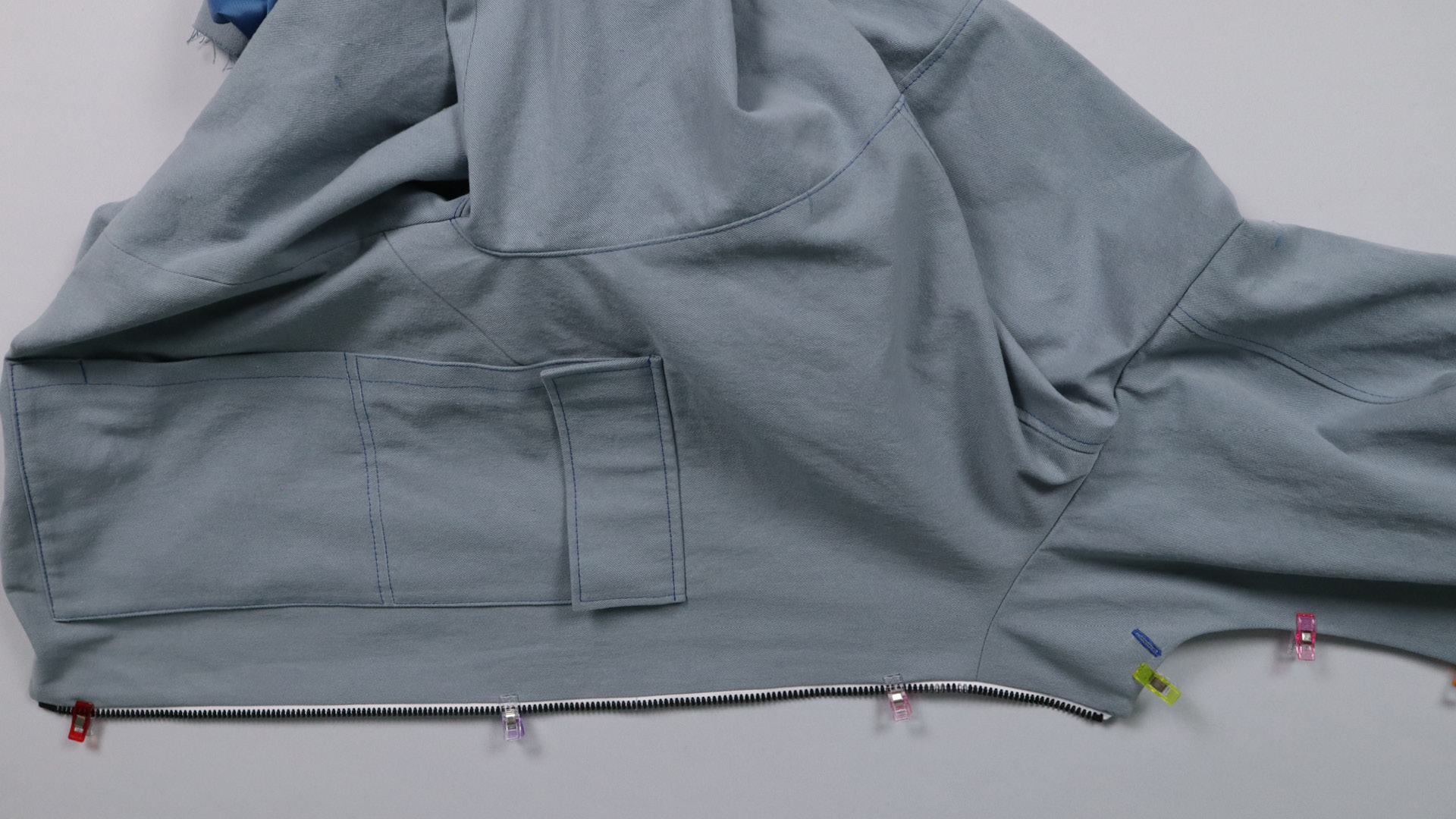 Jacke mit Kapuze nähen - Die vorderen Kanten und Kapuzenkante werden gesteckt.