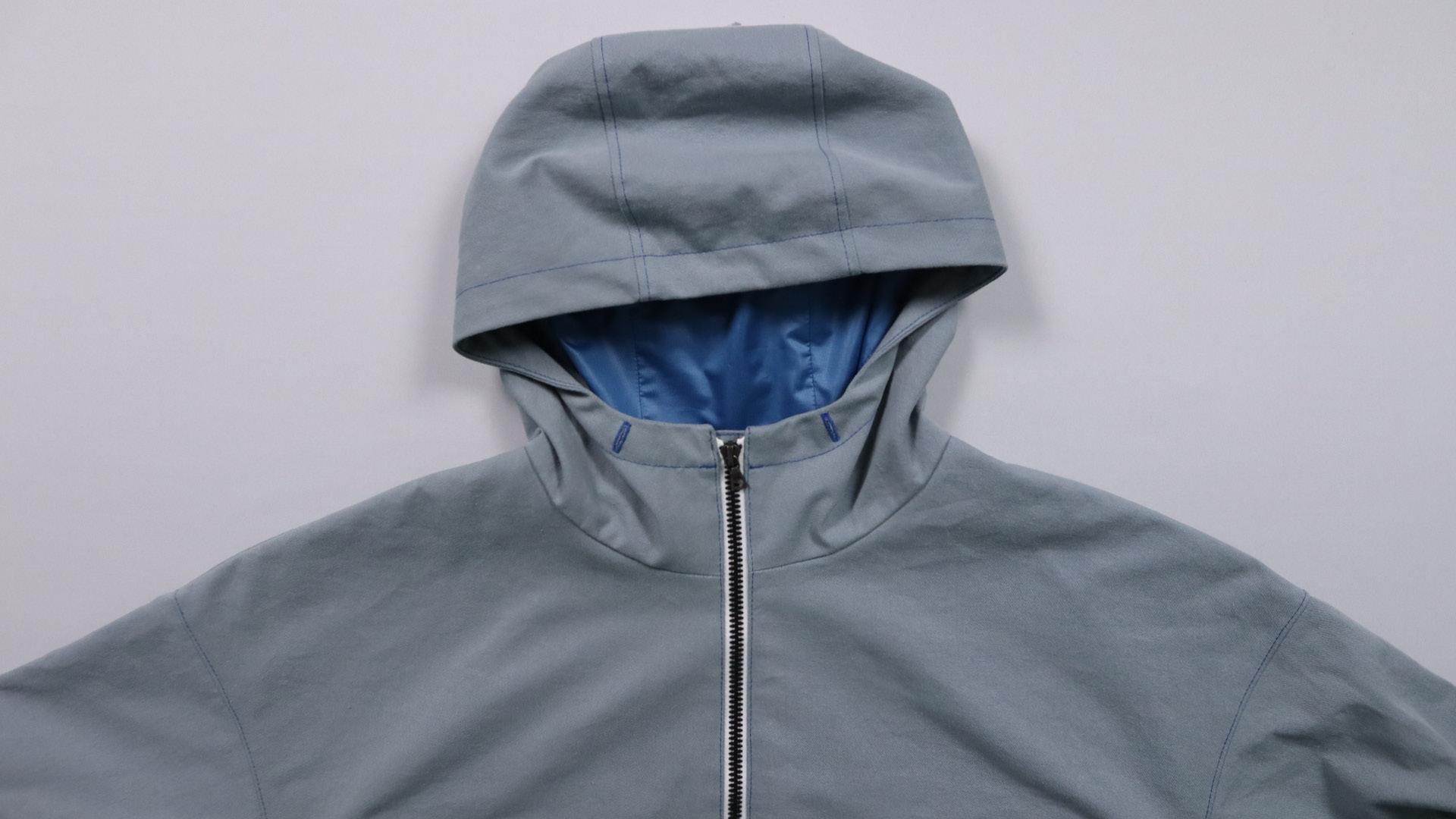 Jacke mit Kapuze nähen - Die vorderen Kanten und Kapuzenkante sind abgesteppt.