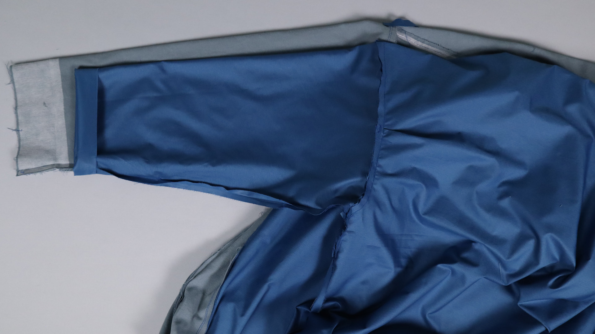 Jacke mit Kapuze nähen - Der Futtersaum wird eingeschlagen.