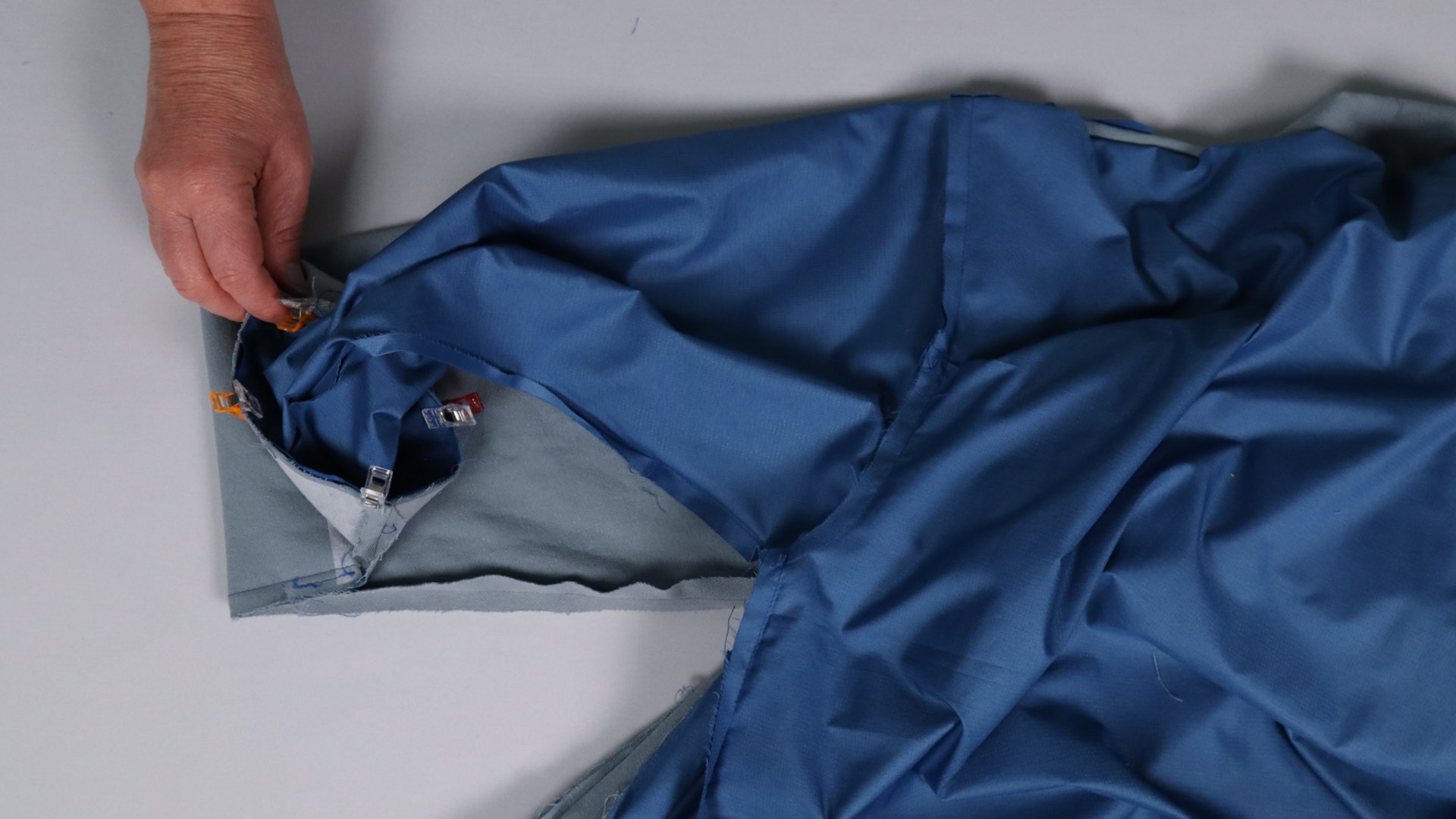 Jacke mit Kapuze nähen - Der Futterärmelsaum wird an den Ärmelsaum gesteckt.