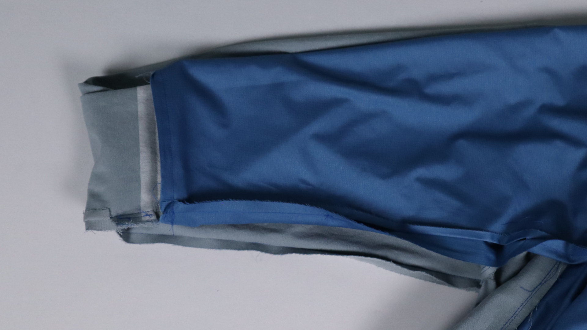 Jacke mit Kapuze nähen - Die Ärmel werden zusammengenäht.