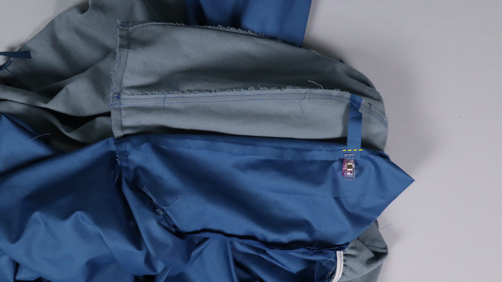 Jacke mit Kapuze nähen - Die Verbindungsstreifen an der Kapuze werden an die Futterjacke genäht.