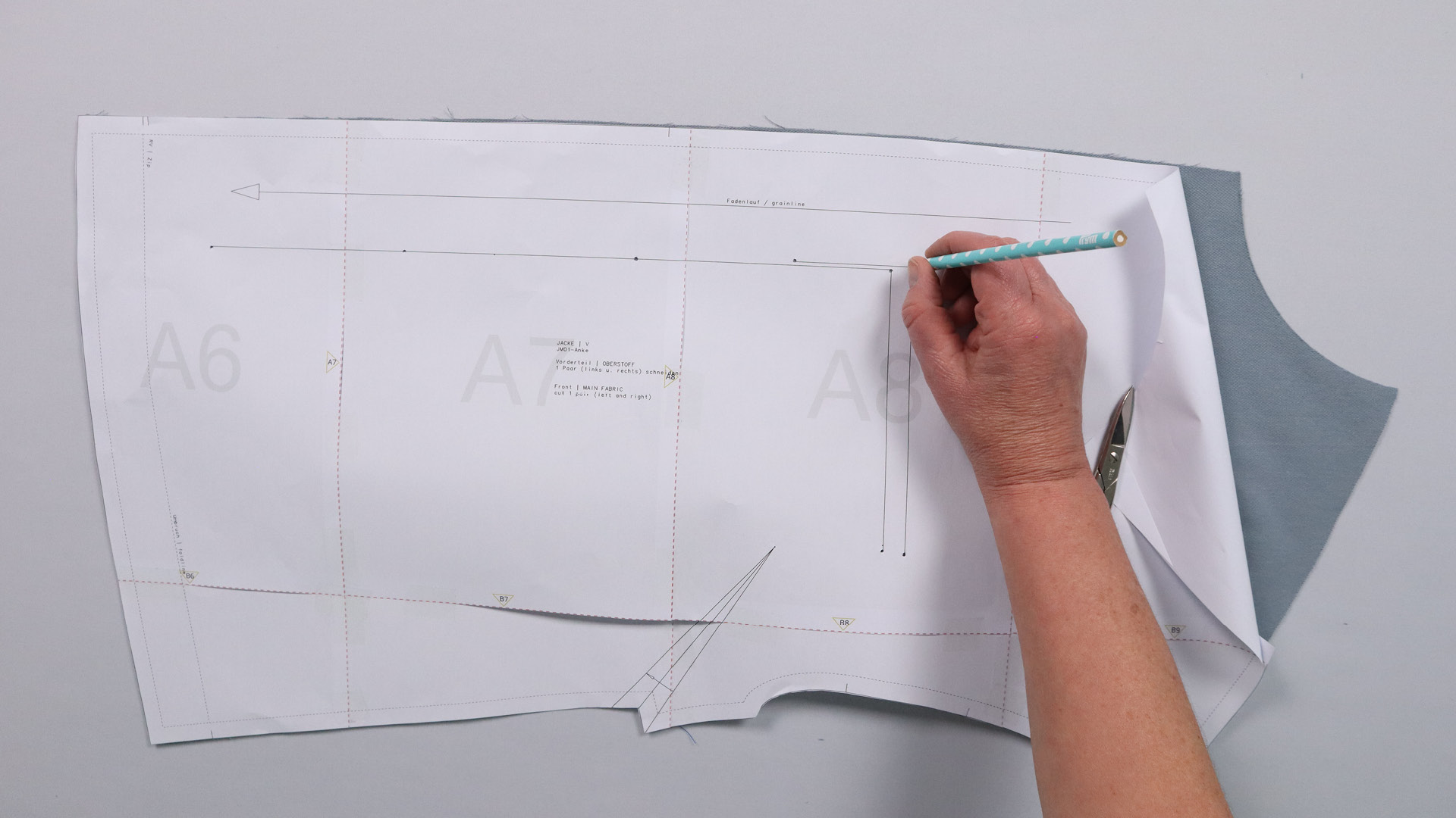 Jacke mit Kapuze nähen - Die Taschenposition wird markiert.